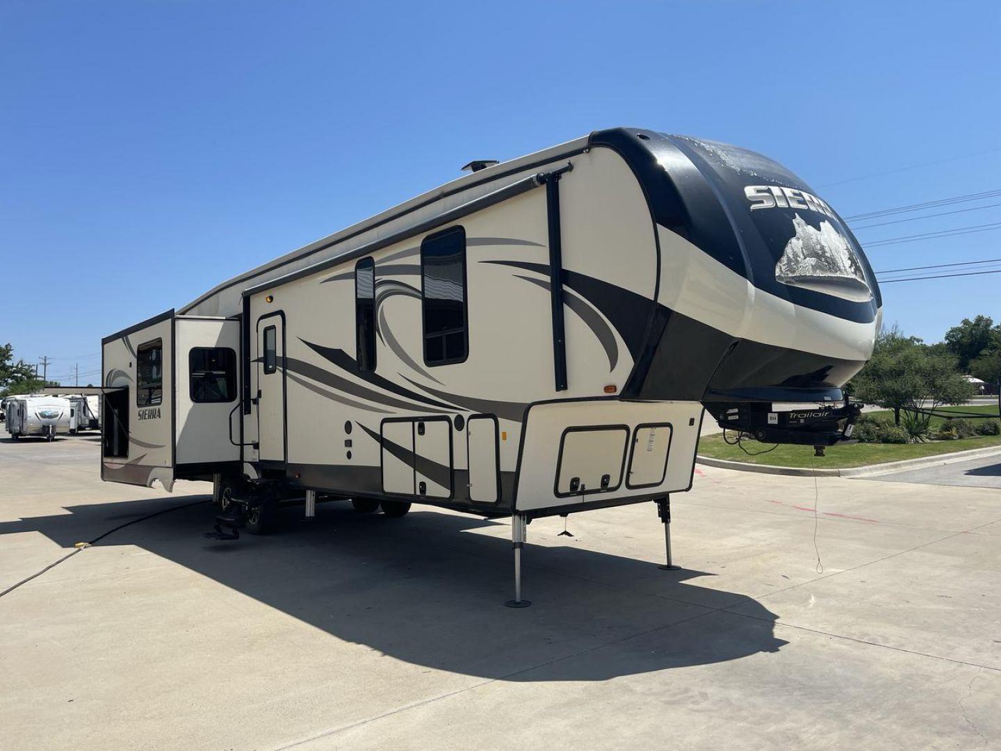 2017 FOREST RIVER SIERRA 372LOK (4X4FSEN22HJ) , located at 4319 N Main Street, Cleburne, TX, 76033, (817) 221-0660, 32.435829, -97.384178 - Photo#23