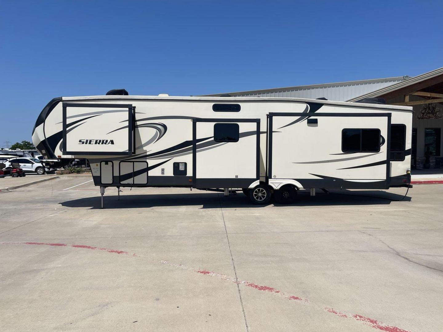 2017 FOREST RIVER SIERRA 372LOK (4X4FSEN22HJ) , located at 4319 N Main Street, Cleburne, TX, 76033, (817) 221-0660, 32.435829, -97.384178 - Photo#24