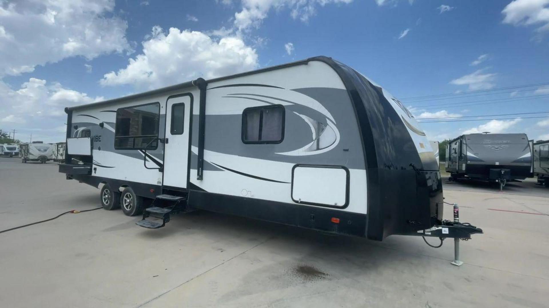 2017 TAN FOREST RIVER VIBE 268RKS (4X4TVBC22H4) , Length: 34.5 ft. | Dry Weight: 6,540 lbs. | Slides: 1 transmission, located at 4319 N Main Street, Cleburne, TX, 76033, (817) 221-0660, 32.435829, -97.384178 - Experience the 2017 Forest River Vibe 268RKS Travel Trailer, which offers the ideal fusion of comfort and style. This travel trailer provides a comfortable living area for your travels and is ideal for both novice and experienced RVers. The dimensions of this unit are 34.5 ft in length, 8 ft in w - Photo#3