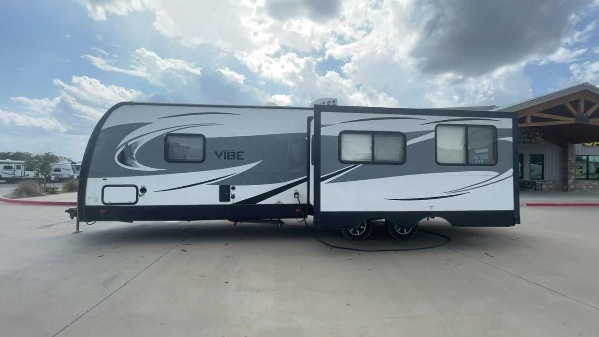 2017 TAN FOREST RIVER VIBE 268RKS (4X4TVBC22H4) , Length: 34.5 ft. | Dry Weight: 6,540 lbs. | Slides: 1 transmission, located at 4319 N Main Street, Cleburne, TX, 76033, (817) 221-0660, 32.435829, -97.384178 - Experience the 2017 Forest River Vibe 268RKS Travel Trailer, which offers the ideal fusion of comfort and style. This travel trailer provides a comfortable living area for your travels and is ideal for both novice and experienced RVers. The dimensions of this unit are 34.5 ft in length, 8 ft in w - Photo#6