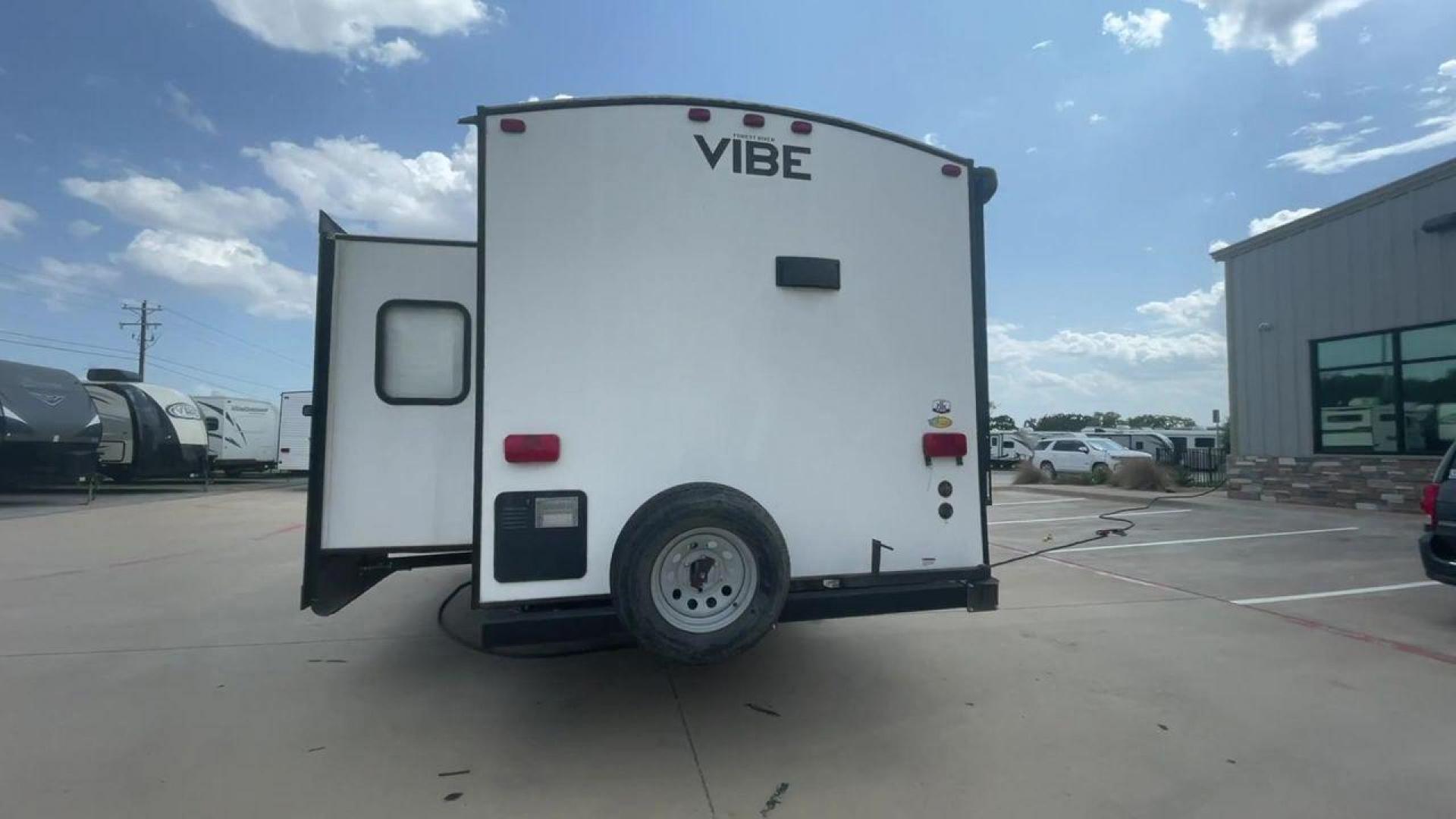 2017 TAN FOREST RIVER VIBE 268RKS (4X4TVBC22H4) , Length: 34.5 ft. | Dry Weight: 6,540 lbs. | Slides: 1 transmission, located at 4319 N Main Street, Cleburne, TX, 76033, (817) 221-0660, 32.435829, -97.384178 - Experience the 2017 Forest River Vibe 268RKS Travel Trailer, which offers the ideal fusion of comfort and style. This travel trailer provides a comfortable living area for your travels and is ideal for both novice and experienced RVers. The dimensions of this unit are 34.5 ft in length, 8 ft in w - Photo#8