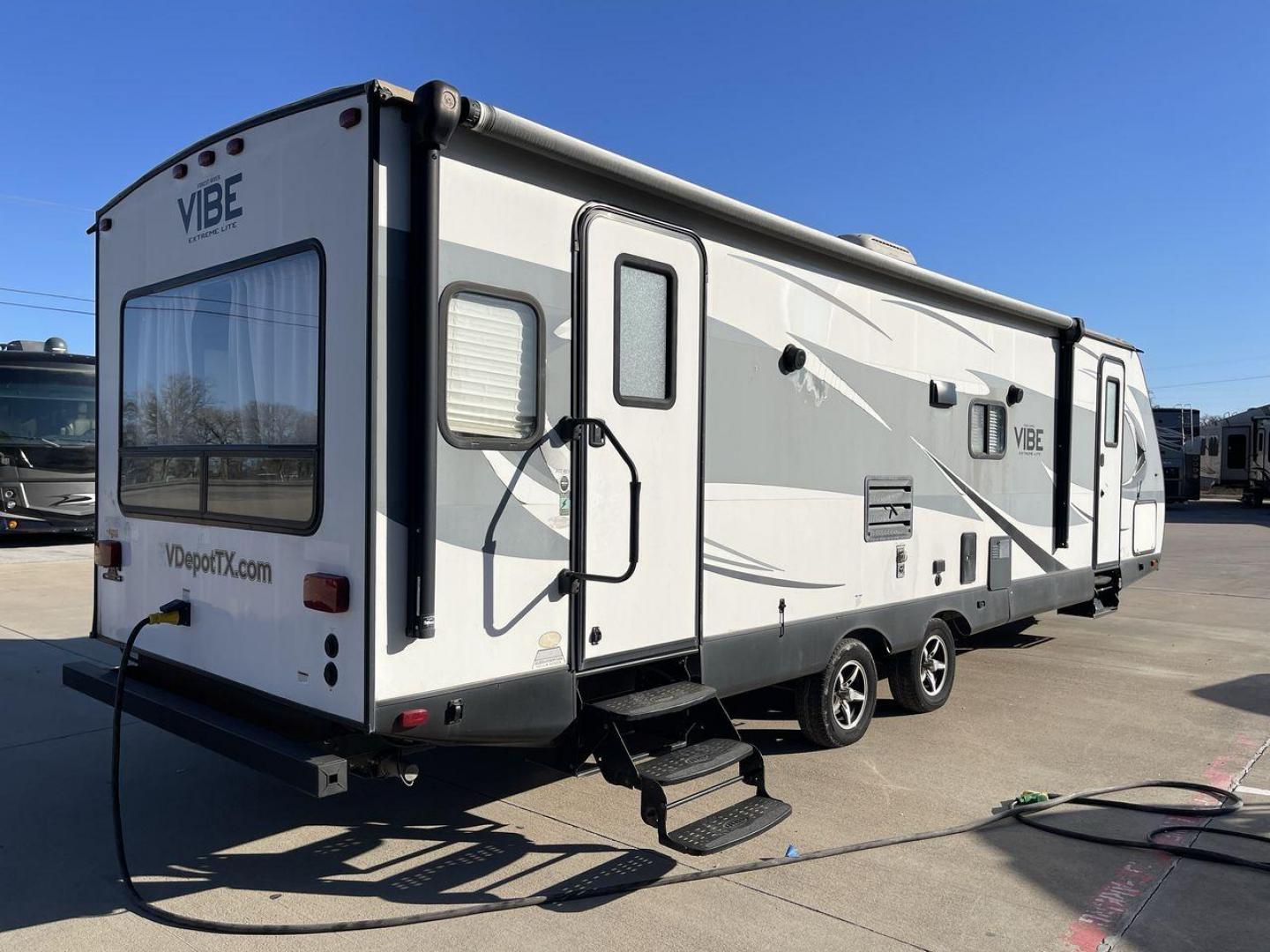 2017 WHITE FOREST RIVER VIBE 277RLS (4X4TVBD28H4) , Length: 34.58 ft. | Dry Weight: 5,945 lbs. | Slides: 1 transmission, located at 4319 N Main Street, Cleburne, TX, 76033, (817) 221-0660, 32.435829, -97.384178 - Enjoy taking trips in this Vibe Extreme Lite travel trailer style with your loved ones. One wide slide, two entry/exit doors, a rear living plan, and much more are included in the Model 277RLS! The dimensions of this unit are 34.58 ft in length, 8 ft in width, and 11 ft in height. It has a dry we - Photo#24