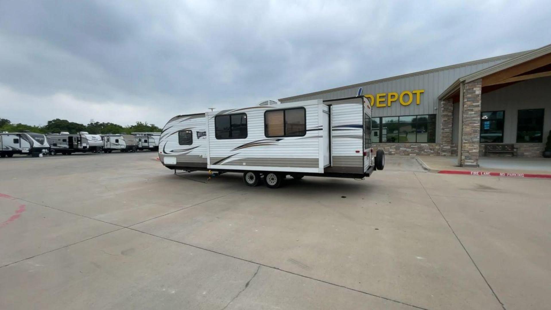 2017 TAN FOREST RIVER WILDWOOD 254RLXL (4X4TWDA23HE) , Length: 30.92 ft. | Dry Weight: 6,063 lbs. | Gross Weight: 7,685 lbs. | Slides: 1 transmission, located at 4319 N Main Street, Cleburne, TX, 76033, (817) 221-0660, 32.435829, -97.384178 - With the 2017 Forest River Wildwood 254RLXL travel trailer, enjoy the fun of camping. This well-thought-out RV is a great option for anyone looking for unforgettable outdoor experiences because it provides the ideal balance of comfort, functionality, and fashionable features. This unit measures 3 - Photo#7