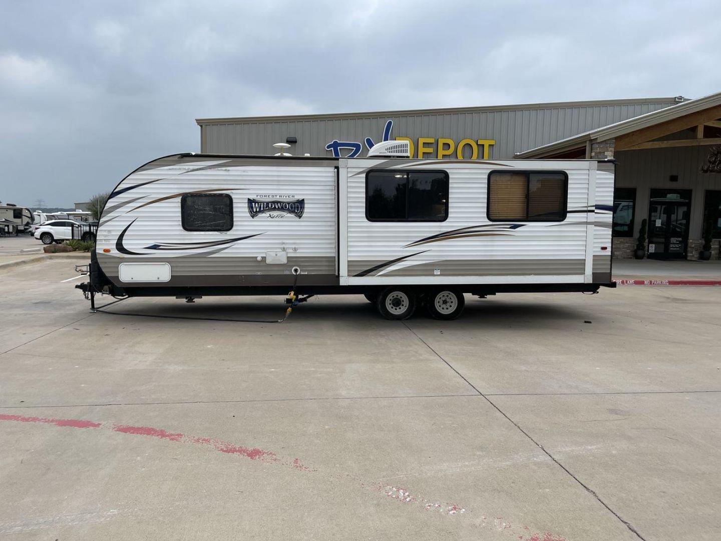 2017 TAN FOREST RIVER WILDWOOD 254RLXL (4X4TWDA23HE) , Length: 30.92 ft. | Dry Weight: 6,063 lbs. | Gross Weight: 7,685 lbs. | Slides: 1 transmission, located at 4319 N Main Street, Cleburne, TX, 76033, (817) 221-0660, 32.435829, -97.384178 - With the 2017 Forest River Wildwood 254RLXL travel trailer, enjoy the fun of camping. This well-thought-out RV is a great option for anyone looking for unforgettable outdoor experiences because it provides the ideal balance of comfort, functionality, and fashionable features. This unit measures 3 - Photo#24