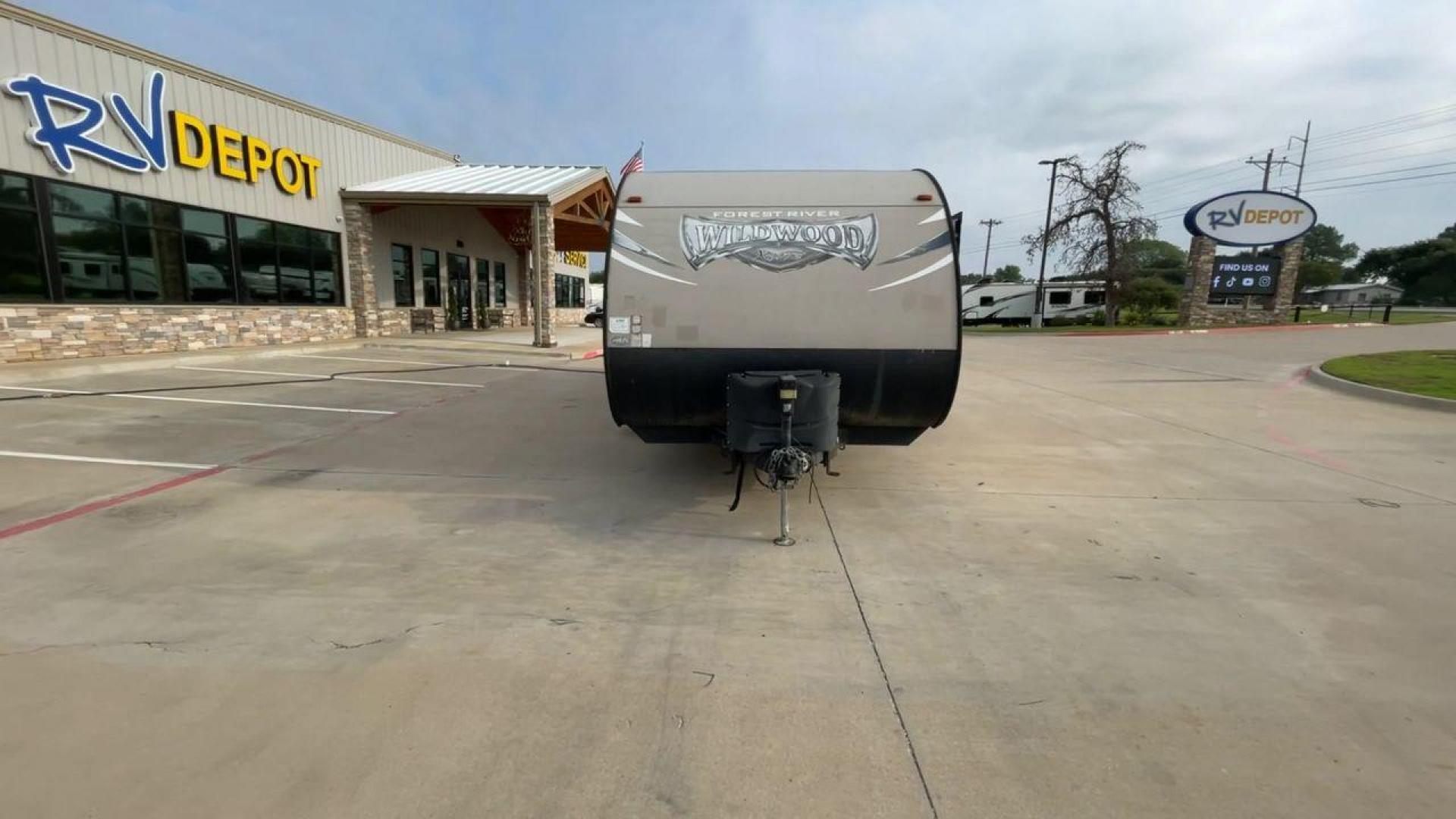 2017 FOREST RIVER WILDWOOD 273QBXL (4X4TWDC21H7) , Length: 33.25 ft. | Dry Weight: 5,937 lbs. | Slides: 1 transmission, located at 4319 N Main Street, Cleburne, TX, 76033, (817) 221-0660, 32.435829, -97.384178 - Photo#4