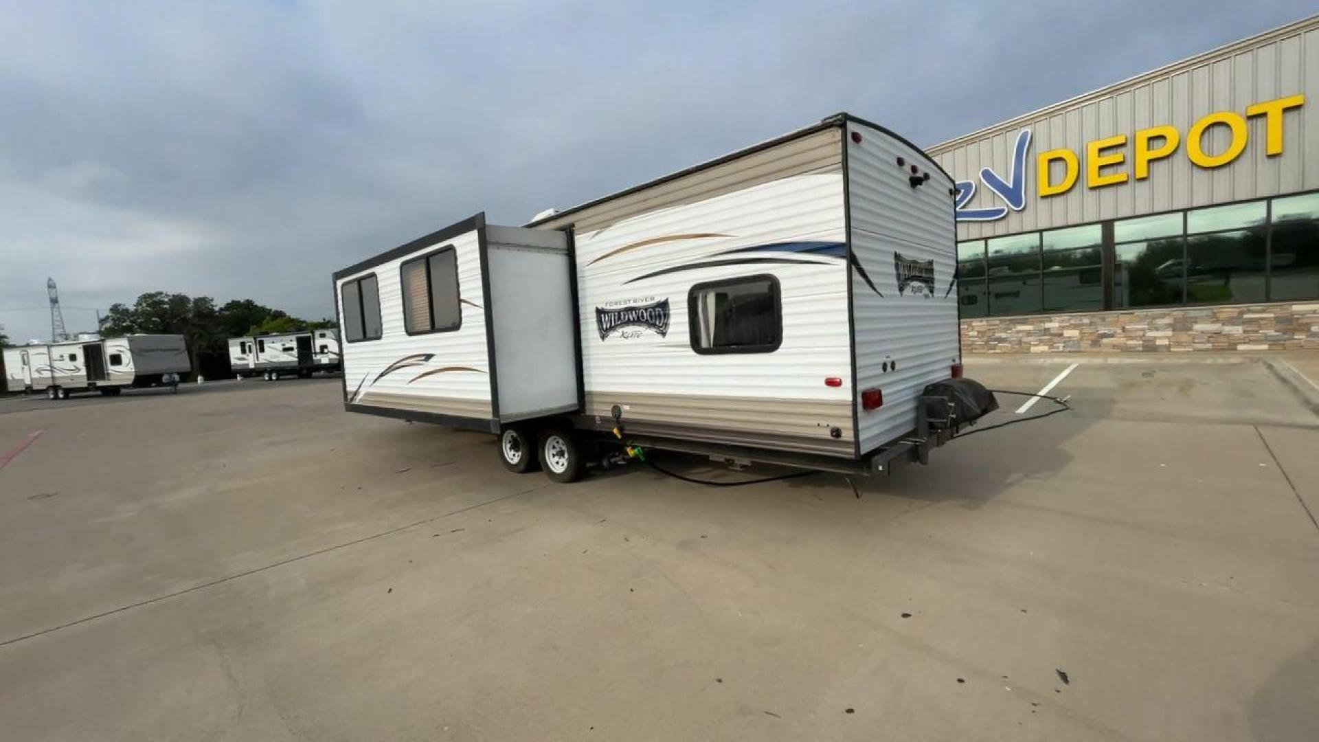 2017 FOREST RIVER WILDWOOD 273QBXL (4X4TWDC21H7) , Length: 33.25 ft. | Dry Weight: 5,937 lbs. | Slides: 1 transmission, located at 4319 N Main Street, Cleburne, TX, 76033, (817) 221-0660, 32.435829, -97.384178 - Photo#7