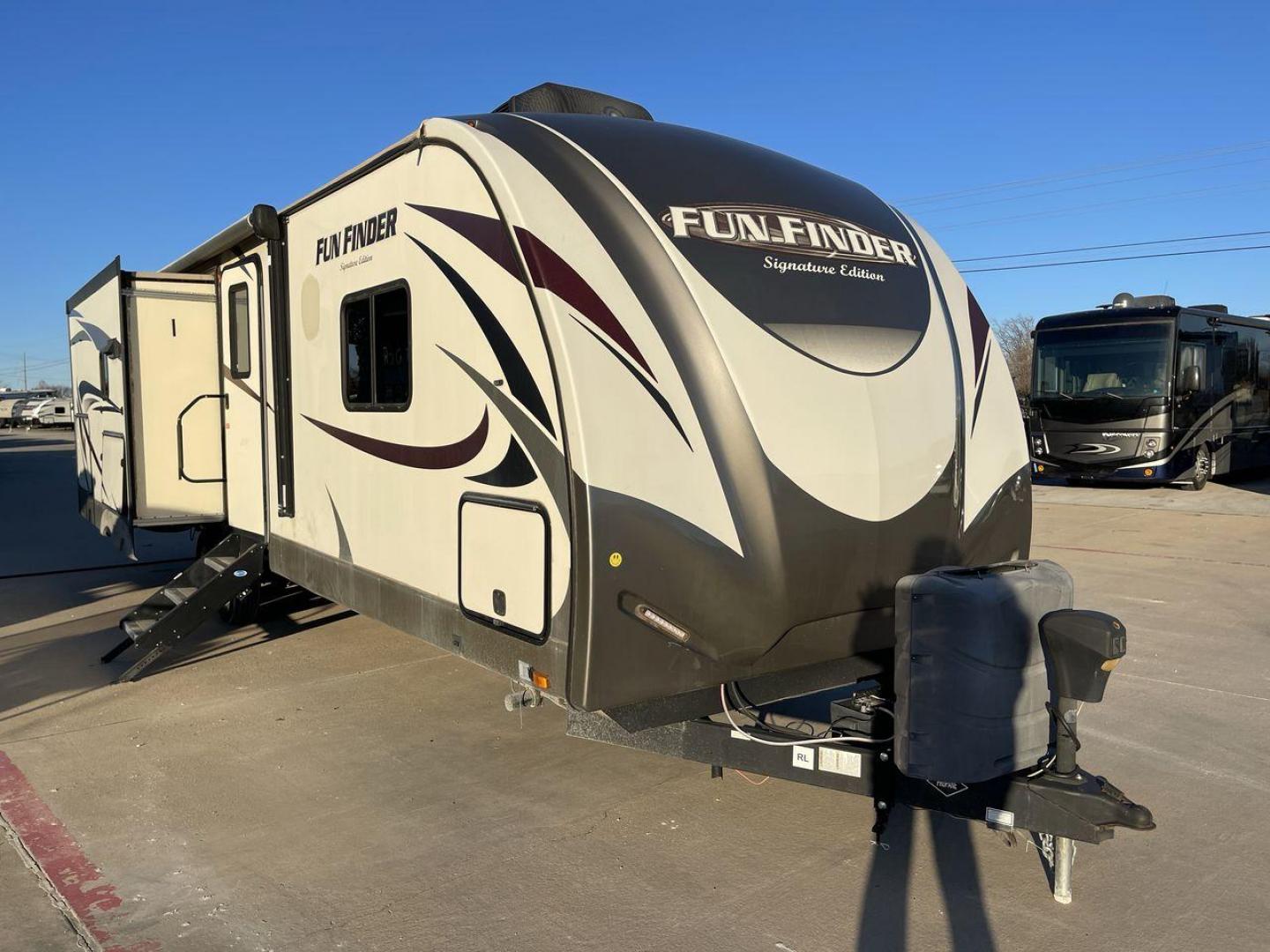 2017 BROWN FUNFINDER 319RLDS (5RXAB3524H1) , Length: 35.5 ft. | Dry Weight: 7,485 lbs. | Gross Weight: 9,760 lbs. | Slides: 2 transmission, located at 4319 N Main Street, Cleburne, TX, 76033, (817) 221-0660, 32.435829, -97.384178 - The 2017 Funfinder 319RLDS travel trailer measures approximately 35.5 ft in length, 8 ft in width, and 11.42 ft in height. The dry weight is about 7,485 lbs, with a payload capacity of 2,275 lbs. It has a GVWR of 9,760 lbs and a hitch weight of 960 lbs. This unit features a double slideout placed at - Photo#21