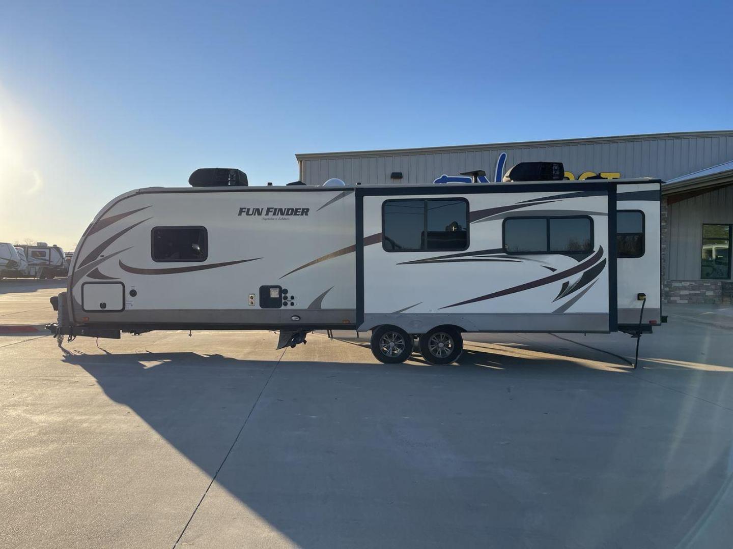 2017 BROWN FUNFINDER 319RLDS (5RXAB3524H1) , Length: 35.5 ft. | Dry Weight: 7,485 lbs. | Gross Weight: 9,760 lbs. | Slides: 2 transmission, located at 4319 N Main Street, Cleburne, TX, 76033, (817) 221-0660, 32.435829, -97.384178 - The 2017 Funfinder 319RLDS travel trailer measures approximately 35.5 ft in length, 8 ft in width, and 11.42 ft in height. The dry weight is about 7,485 lbs, with a payload capacity of 2,275 lbs. It has a GVWR of 9,760 lbs and a hitch weight of 960 lbs. This unit features a double slideout placed at - Photo#22