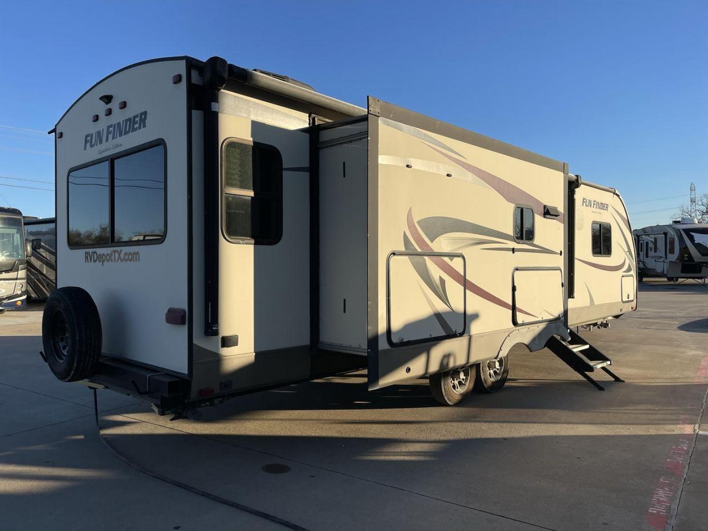 2017 BROWN FUNFINDER 319RLDS (5RXAB3524H1) , Length: 35.5 ft. | Dry Weight: 7,485 lbs. | Gross Weight: 9,760 lbs. | Slides: 2 transmission, located at 4319 N Main Street, Cleburne, TX, 76033, (817) 221-0660, 32.435829, -97.384178 - The 2017 Funfinder 319RLDS travel trailer measures approximately 35.5 ft in length, 8 ft in width, and 11.42 ft in height. The dry weight is about 7,485 lbs, with a payload capacity of 2,275 lbs. It has a GVWR of 9,760 lbs and a hitch weight of 960 lbs. This unit features a double slideout placed at - Photo#23