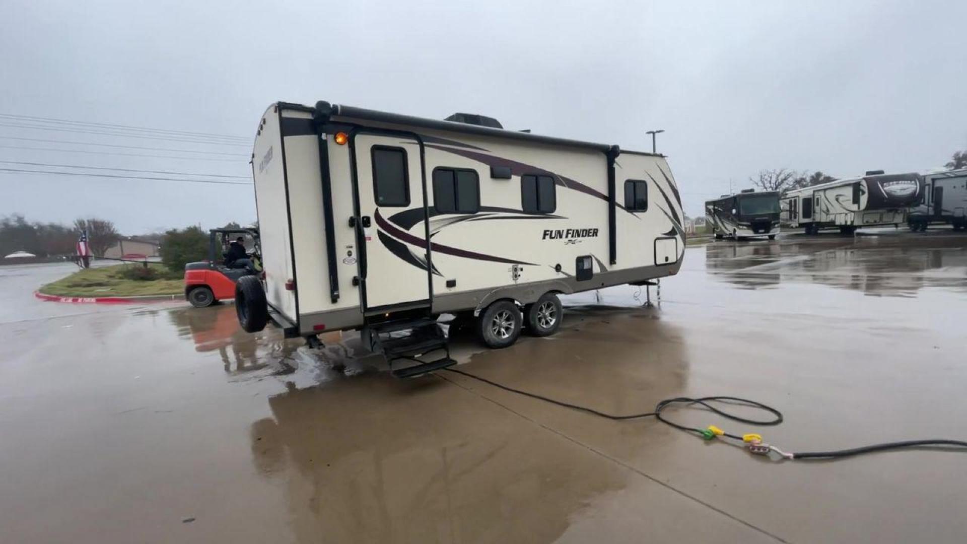 2017 WHITE FUN FINDER XTREME LITE 21RB (5RXAB2627H1) , Length: 25.83 ft. | Dry Weight: 4,585 lbs. | Slides: 1 transmission, located at 4319 N Main Street, Cleburne, TX, 76033, (817) 221-0660, 32.435829, -97.384178 - Photo#1