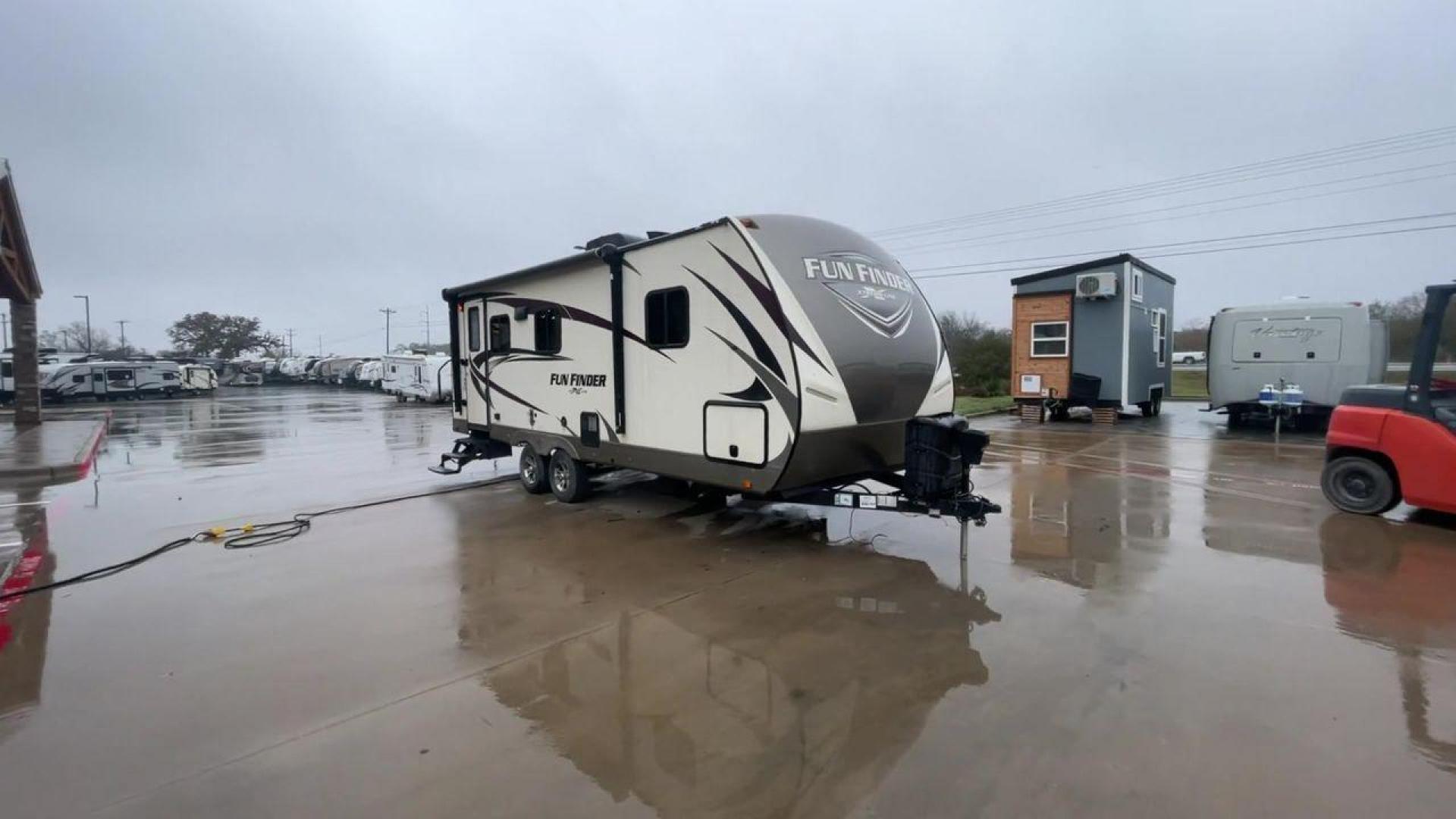 2017 WHITE FUN FINDER XTREME LITE 21RB (5RXAB2627H1) , Length: 25.83 ft. | Dry Weight: 4,585 lbs. | Slides: 1 transmission, located at 4319 N Main Street, Cleburne, TX, 76033, (817) 221-0660, 32.435829, -97.384178 - Photo#3