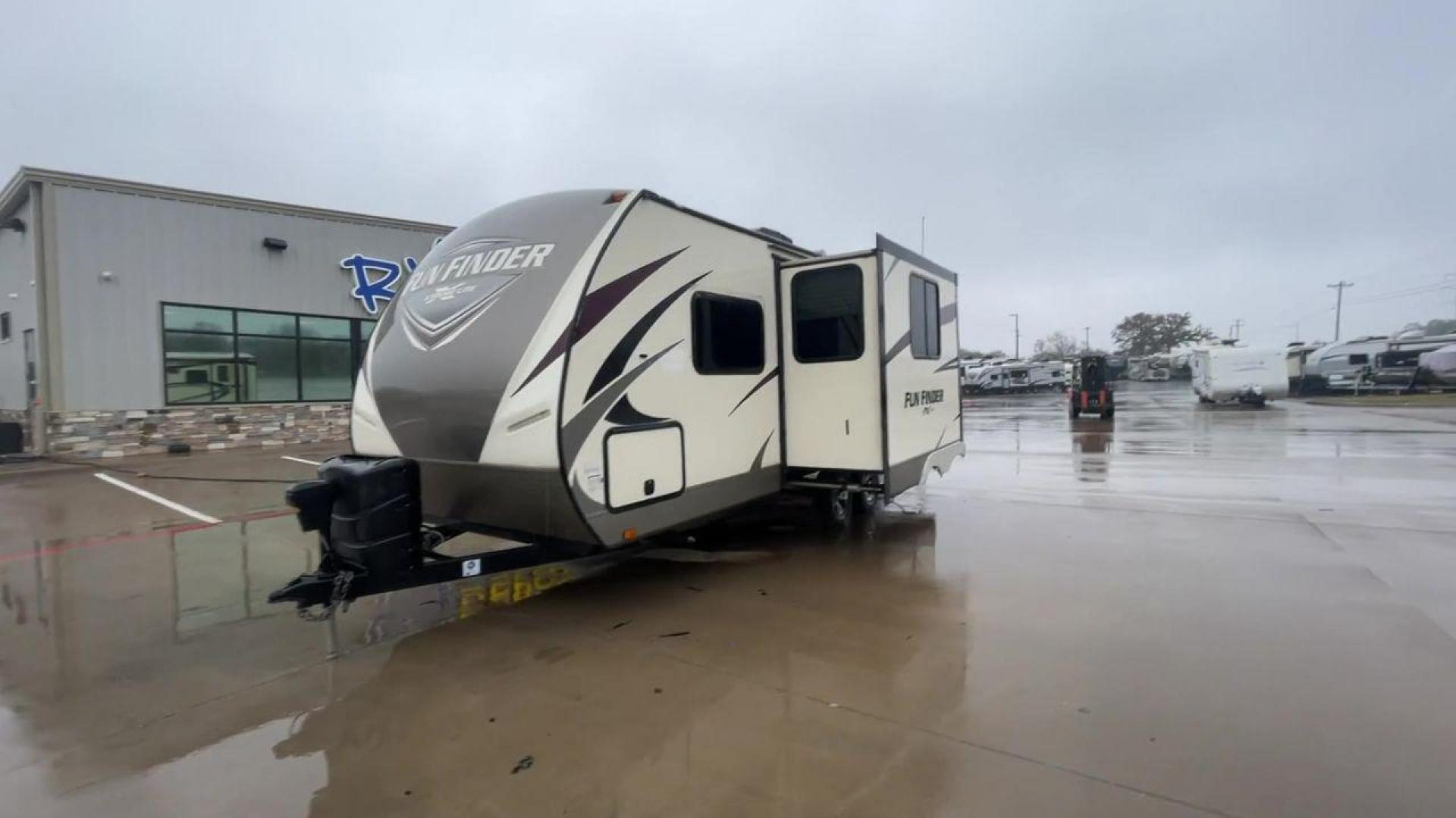 2017 WHITE FUN FINDER XTREME LITE 21RB (5RXAB2627H1) , Length: 25.83 ft. | Dry Weight: 4,585 lbs. | Slides: 1 transmission, located at 4319 N Main Street, Cleburne, TX, 76033, (817) 221-0660, 32.435829, -97.384178 - Photo#5