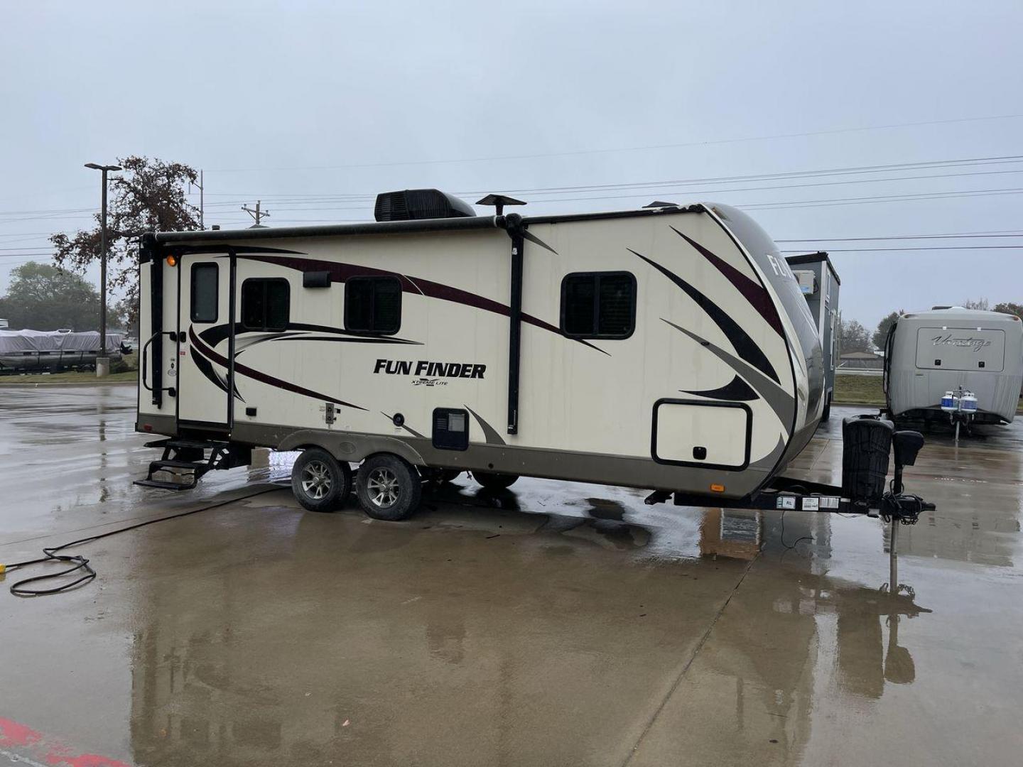 2017 WHITE FUN FINDER XTREME LITE 21RB (5RXAB2627H1) , Length: 25.83 ft. | Dry Weight: 4,585 lbs. | Slides: 1 transmission, located at 4319 N Main Street, Cleburne, TX, 76033, (817) 221-0660, 32.435829, -97.384178 - Photo#22