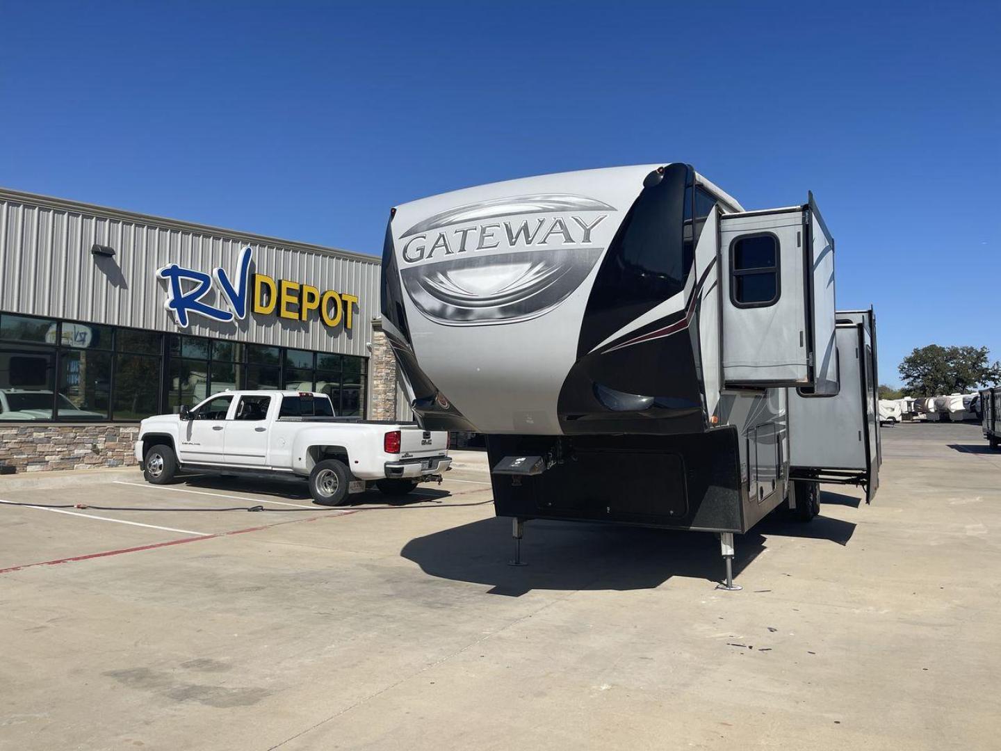 2017 TAN GATEWAY 3712RDMB - (5SFSG4228HE) , Length: 39.5 ft. | Dry Weight: 13,680 lbs. | Gross Weight: 15,500 lbs. | Slides: 4 transmission, located at 4319 N Main Street, Cleburne, TX, 76033, (817) 221-0660, 32.435829, -97.384178 - The 2017 Gateway 3712RDMB Fifth Wheel provides luxurious travel experiences. With a length of 39.5 feet and a dry weight of 13,680 pounds, this amazing RV provides large living accommodations and all of the conveniences you require for a comfortable travel. With a gross weight of 15,500 pounds and f - Photo#0