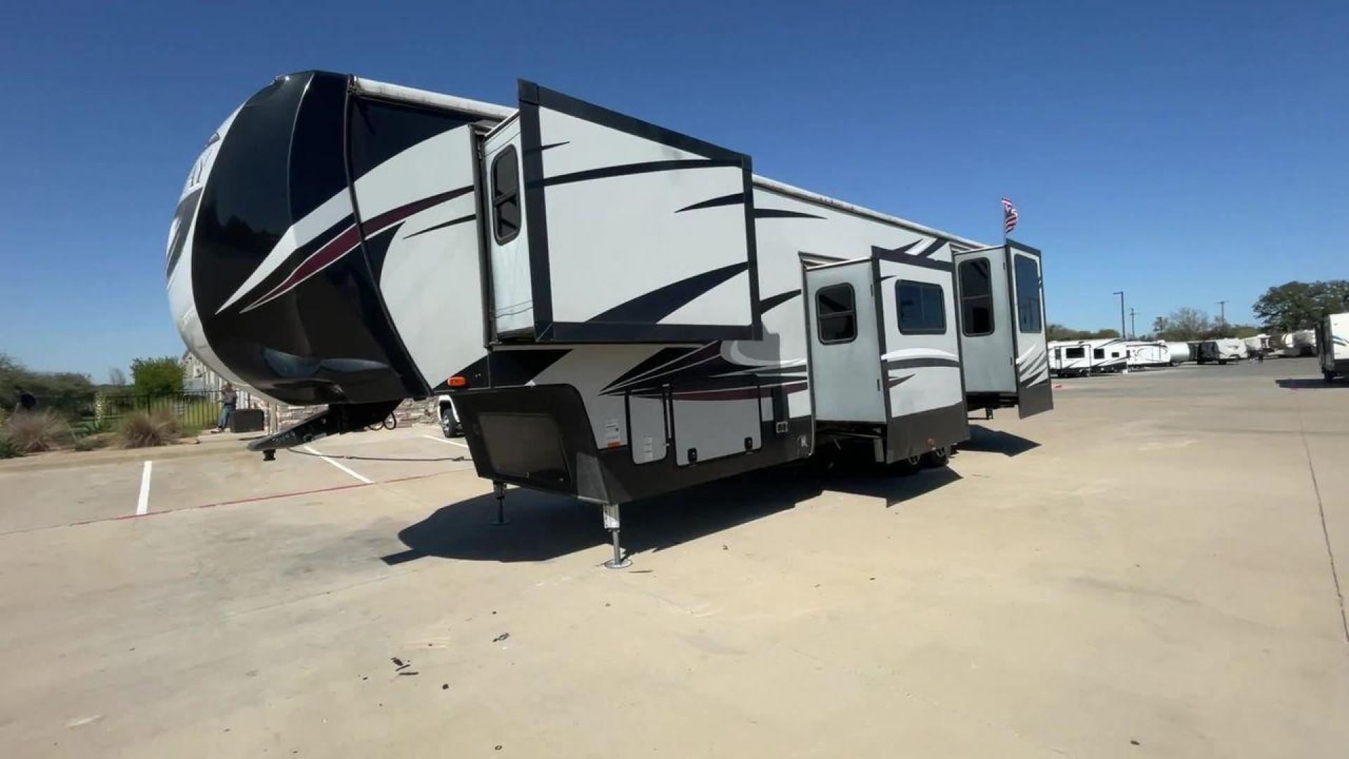 2017 TAN GATEWAY 3712RDMB - (5SFSG4228HE) , Length: 39.5 ft. | Dry Weight: 13,680 lbs. | Gross Weight: 15,500 lbs. | Slides: 4 transmission, located at 4319 N Main Street, Cleburne, TX, 76033, (817) 221-0660, 32.435829, -97.384178 - The 2017 Gateway 3712RDMB Fifth Wheel provides luxurious travel experiences. With a length of 39.5 feet and a dry weight of 13,680 pounds, this amazing RV provides large living accommodations and all of the conveniences you require for a comfortable travel. With a gross weight of 15,500 pounds and f - Photo#7