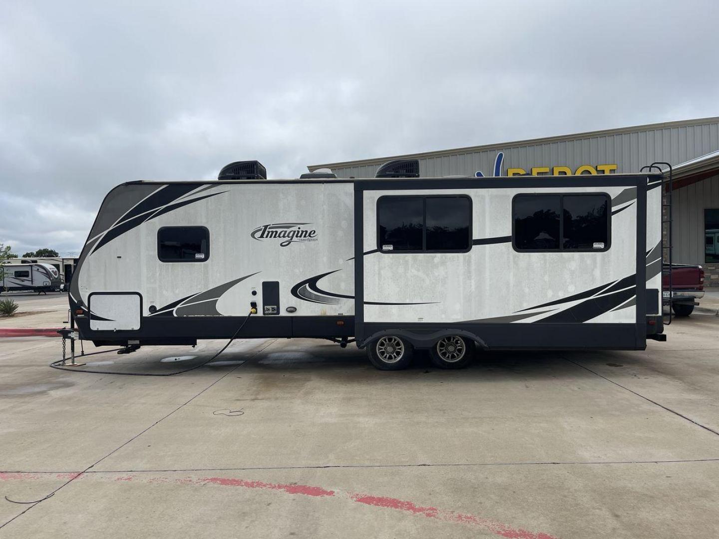 2017 TAN GRAND DESIGN IMAGINE 2670MK (573TE322XH6) , located at 4319 N Main Street, Cleburne, TX, 76033, (817) 221-0660, 32.435829, -97.384178 - Photo#23