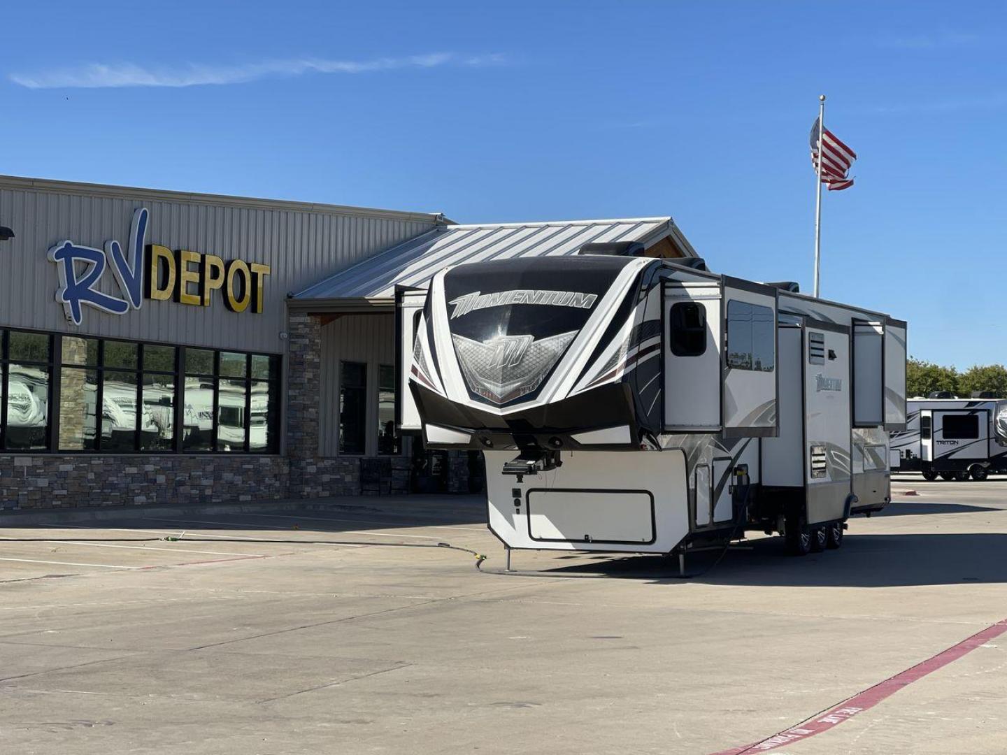 2017 GRAND DESIGN MOMENTUM 376TH (573FM4330H1) , Length: 41.25 ft. | Dry Weight: 15,900 lbs. | Gross Weight: 20,000 lbs. | Slides: 5 transmission, located at 4319 N Main Street, Cleburne, TX, 76033, (817) 221-0660, 32.435829, -97.384178 - Photo#0