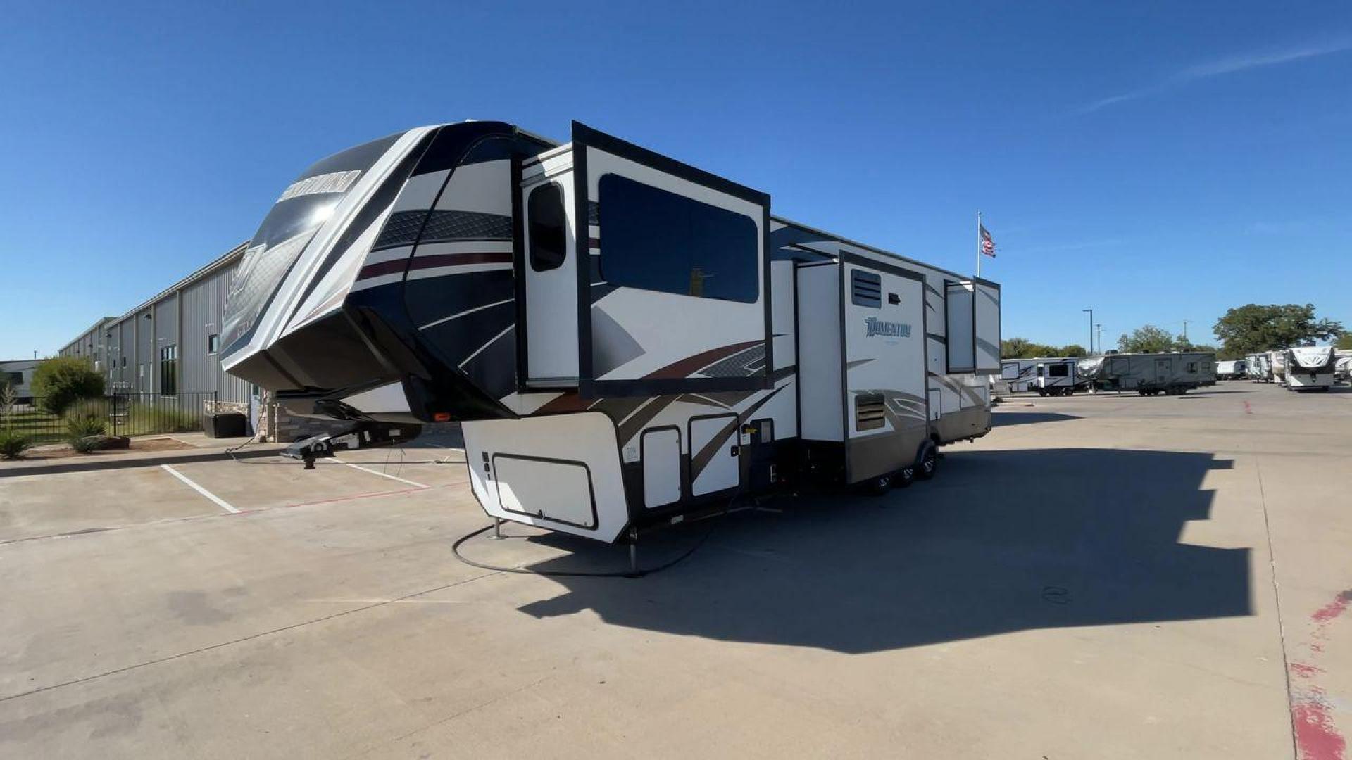 2017 GRAND DESIGN MOMENTUM 376TH (573FM4330H1) , Length: 41.25 ft. | Dry Weight: 15,900 lbs. | Gross Weight: 20,000 lbs. | Slides: 5 transmission, located at 4319 N Main Street, Cleburne, TX, 76033, (817) 221-0660, 32.435829, -97.384178 - The 2017 Grand Design Momentum 376TH is a spacious fifth wheel. It measures 41.25 feet in length and built for comfort and convenience. With a dry weight of 15,900 lbs and a gross weight capacity of 20,000 lbs, this RV is sturdy and ready for adventure. It features five slide-outs, providing ample l - Photo#5