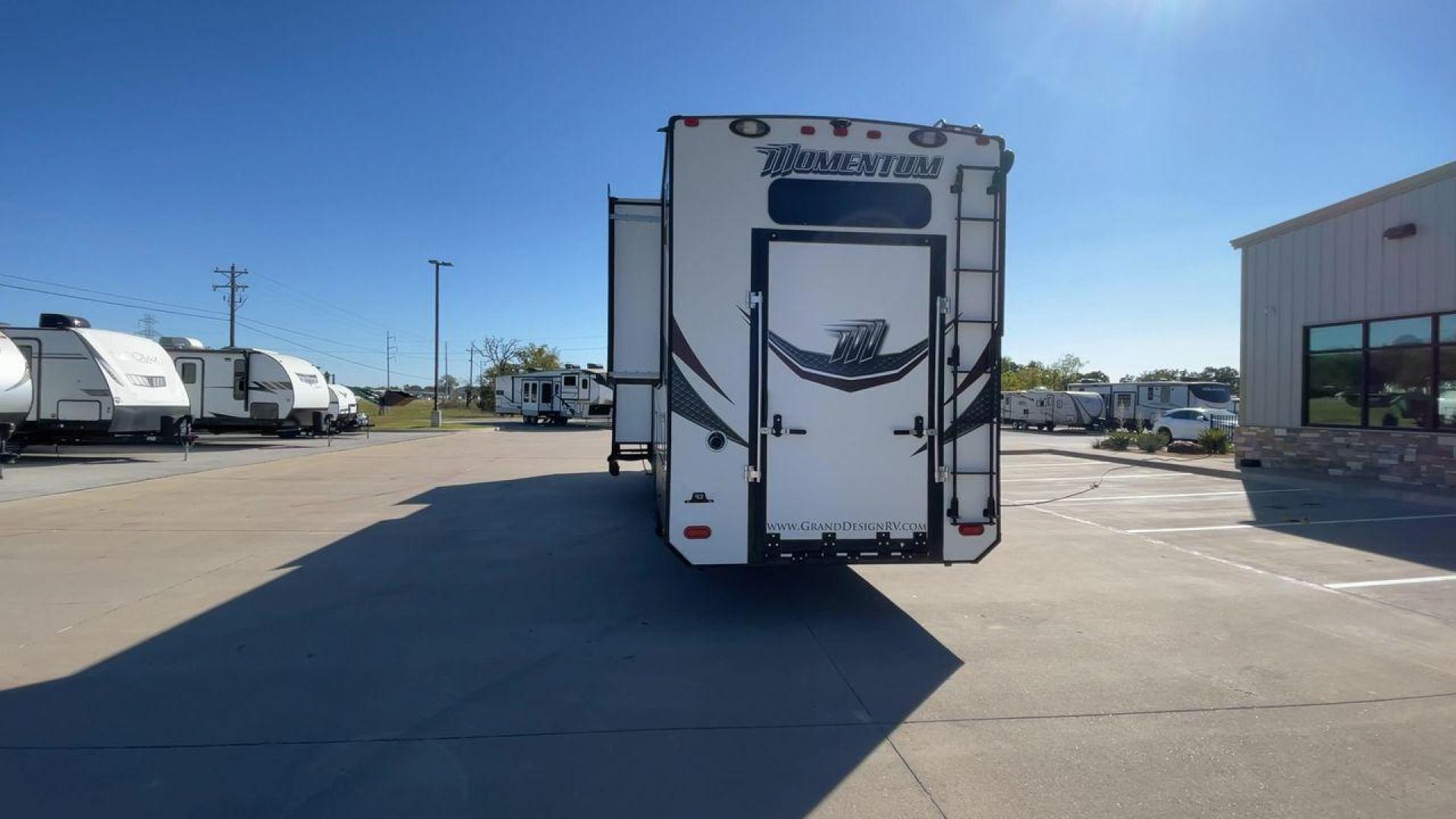 2017 GRAND DESIGN MOMENTUM 376TH (573FM4330H1) , Length: 41.25 ft. | Dry Weight: 15,900 lbs. | Gross Weight: 20,000 lbs. | Slides: 5 transmission, located at 4319 N Main Street, Cleburne, TX, 76033, (817) 221-0660, 32.435829, -97.384178 - Photo#8