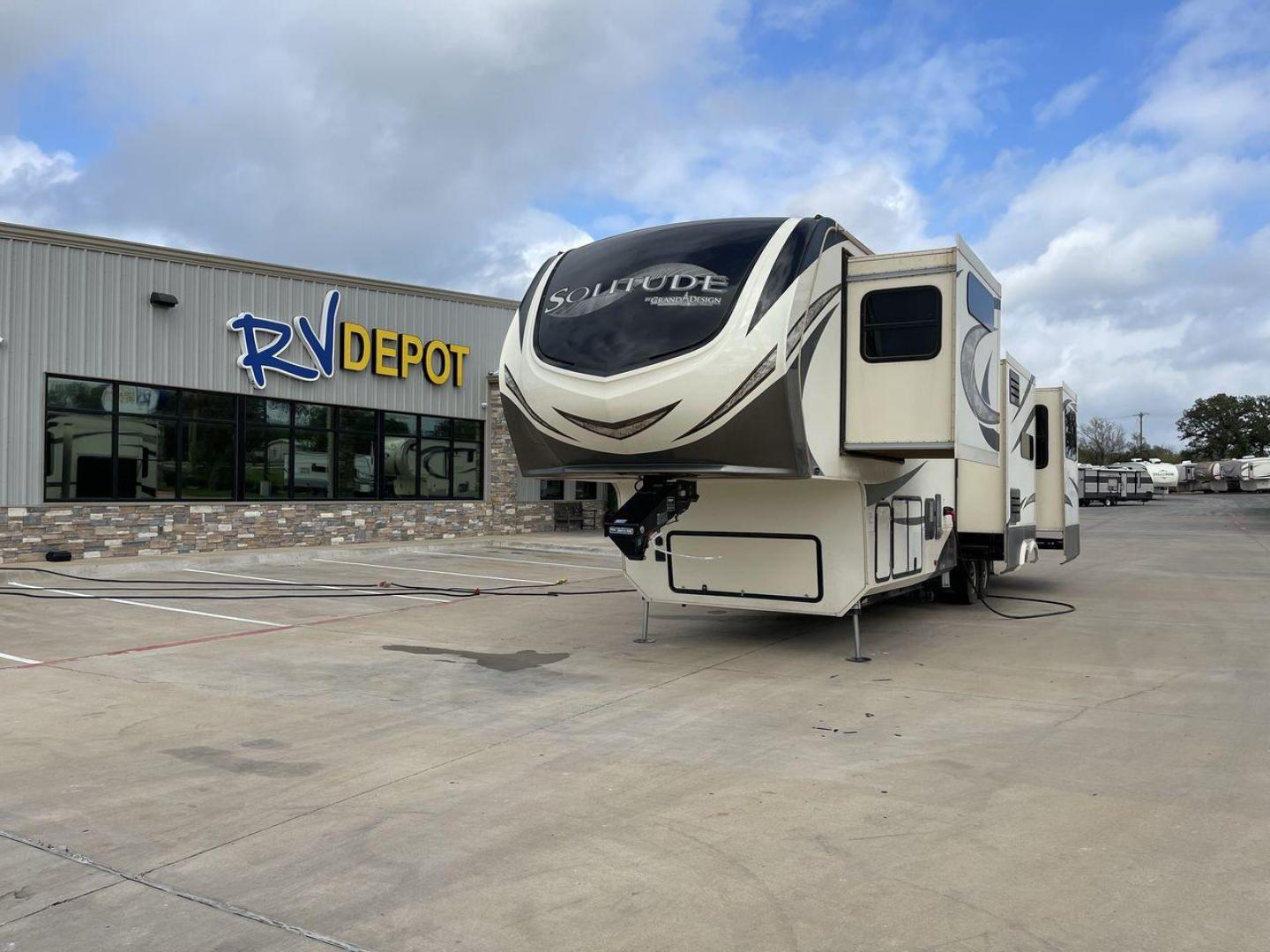 2017 GRAND DESIGN SOLITUDE 360RL (573FS4123H1) , Length: 39.33 ft.| Dry Weight: 13,500 lbs. | Gross Weight: 16,000 lbs. | Slides: 5 transmission, located at 4319 N Main Street, Cleburne, TX, 76033, (817) 221-0660, 32.435829, -97.384178 - Experience unparalleled comfort and sophistication in the 2017 Grand Design Solitude 360RL. The high-gloss fiberglass exterior with a painted front cap and LED lighting creates a striking and durable profile. Breathe easy in the sprawling ~39-foot-long RV that is amplified by five slide-outs, creati - Photo#0