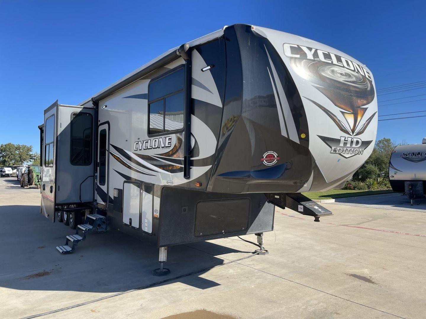 2017 HEARTLAND CYCLONE 4200 (5SFCG4434HE) , Length: 44 ft. | Dry Weight: 15,725 lbs. | Gross Weight: 20,000 lbs. | Slides: 2 transmission, located at 4319 N Main Street, Cleburne, TX, 76033, (817) 221-0660, 32.435829, -97.384178 - Photo#22