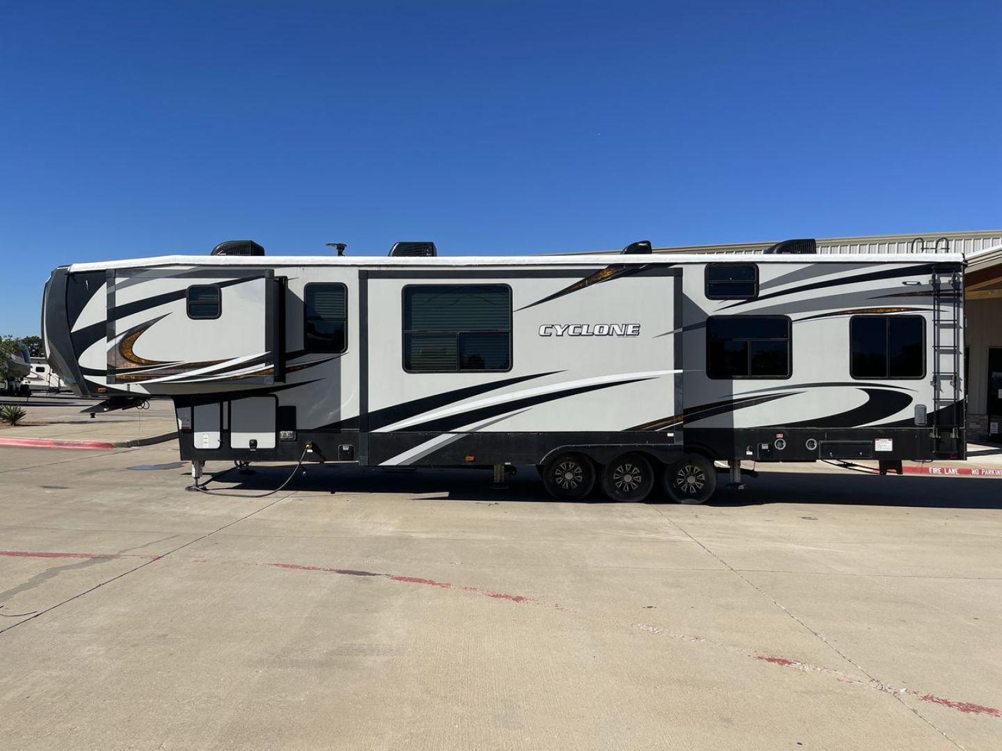 2017 HEARTLAND CYCLONE 4200 (5SFCG4434HE) , Length: 44 ft. | Dry Weight: 15,725 lbs. | Gross Weight: 20,000 lbs. | Slides: 2 transmission, located at 4319 N Main Street, Cleburne, TX, 76033, (817) 221-0660, 32.435829, -97.384178 - Photo#23