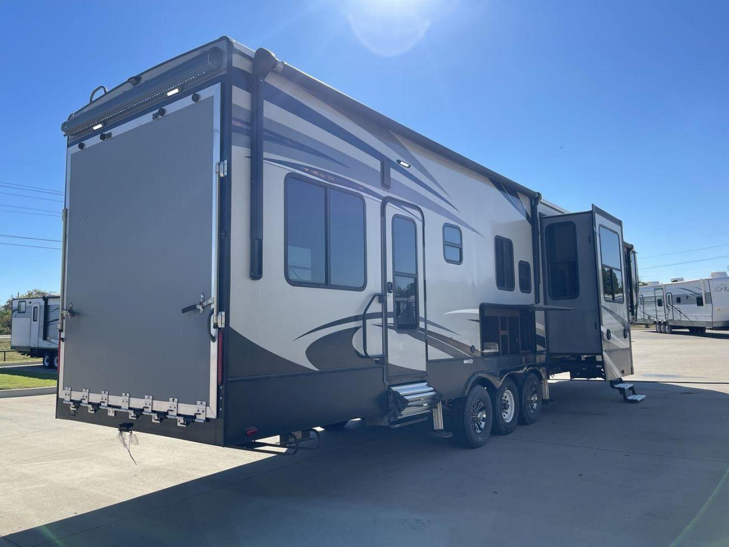 2017 HEARTLAND CYCLONE 4200 (5SFCG4434HE) , Length: 44 ft. | Dry Weight: 15,725 lbs. | Gross Weight: 20,000 lbs. | Slides: 2 transmission, located at 4319 N Main Street, Cleburne, TX, 76033, (817) 221-0660, 32.435829, -97.384178 - Photo#24