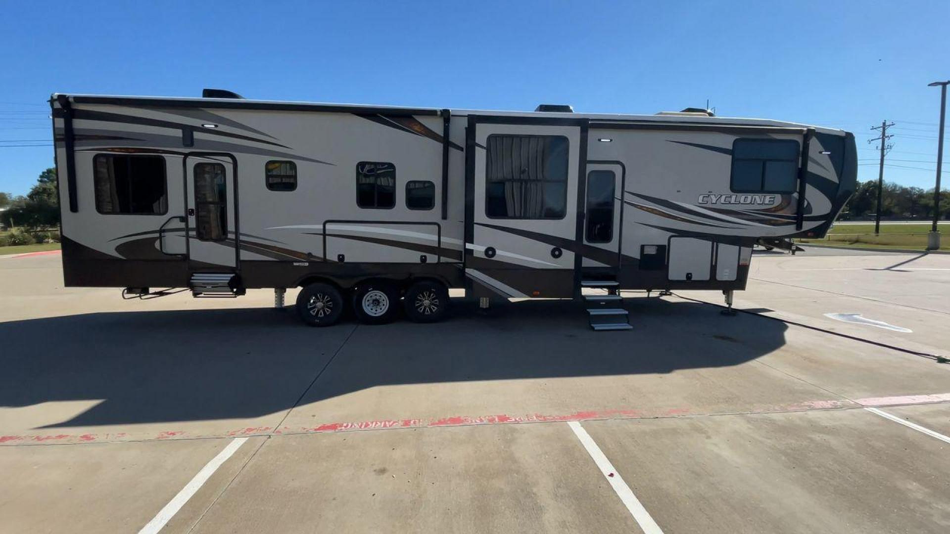 2017 HEARTLAND CYCLONE 4200 (5SFCG4434HE) , Length: 44 ft. | Dry Weight: 15,725 lbs. | Gross Weight: 20,000 lbs. | Slides: 2 transmission, located at 4319 N Main Street, Cleburne, TX, 76033, (817) 221-0660, 32.435829, -97.384178 - Photo#2