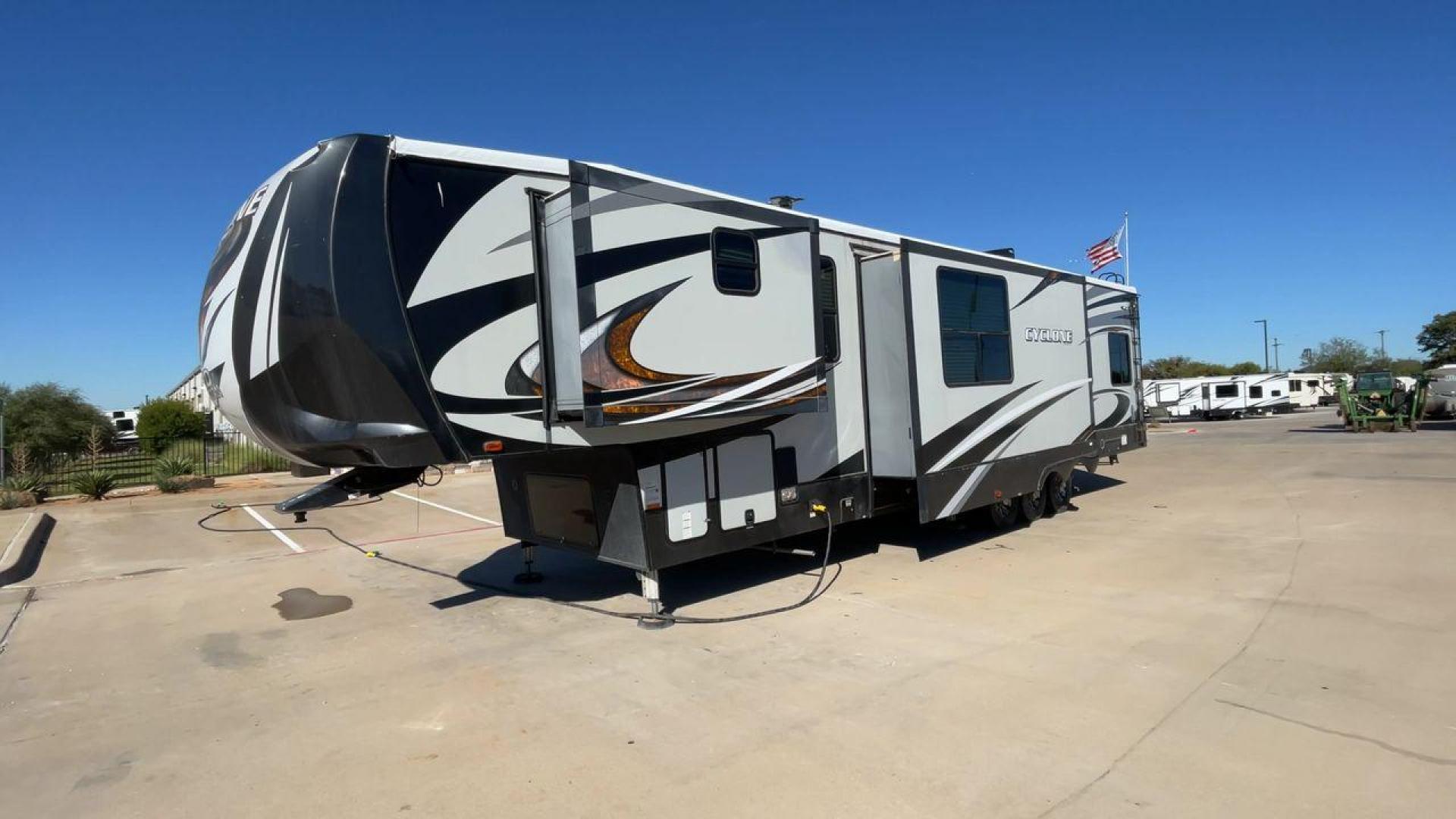 2017 HEARTLAND CYCLONE 4200 (5SFCG4434HE) , Length: 44 ft. | Dry Weight: 15,725 lbs. | Gross Weight: 20,000 lbs. | Slides: 2 transmission, located at 4319 N Main Street, Cleburne, TX, 76033, (817) 221-0660, 32.435829, -97.384178 - Photo#5