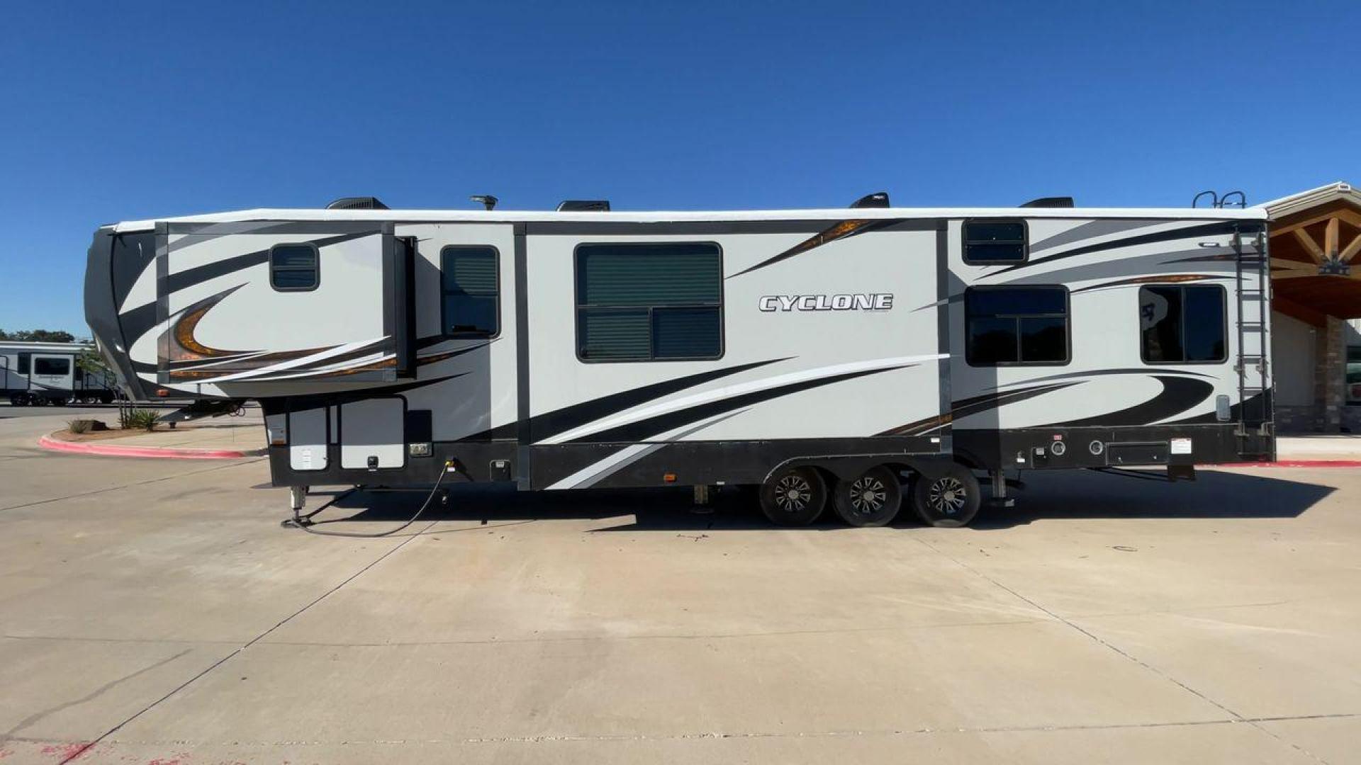 2017 HEARTLAND CYCLONE 4200 (5SFCG4434HE) , Length: 44 ft. | Dry Weight: 15,725 lbs. | Gross Weight: 20,000 lbs. | Slides: 2 transmission, located at 4319 N Main Street, Cleburne, TX, 76033, (817) 221-0660, 32.435829, -97.384178 - Photo#6