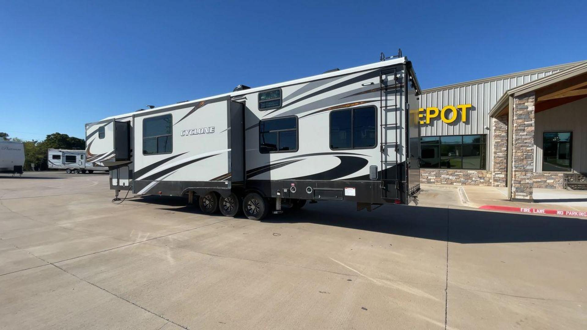 2017 HEARTLAND CYCLONE 4200 (5SFCG4434HE) , Length: 44 ft. | Dry Weight: 15,725 lbs. | Gross Weight: 20,000 lbs. | Slides: 2 transmission, located at 4319 N Main Street, Cleburne, TX, 76033, (817) 221-0660, 32.435829, -97.384178 - Photo#7