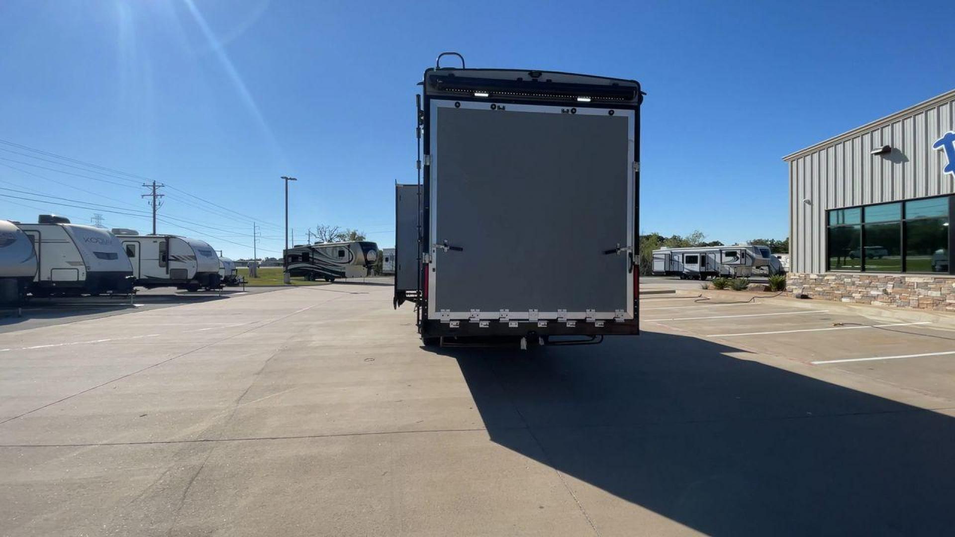 2017 HEARTLAND CYCLONE 4200 (5SFCG4434HE) , Length: 44 ft. | Dry Weight: 15,725 lbs. | Gross Weight: 20,000 lbs. | Slides: 2 transmission, located at 4319 N Main Street, Cleburne, TX, 76033, (817) 221-0660, 32.435829, -97.384178 - Photo#8