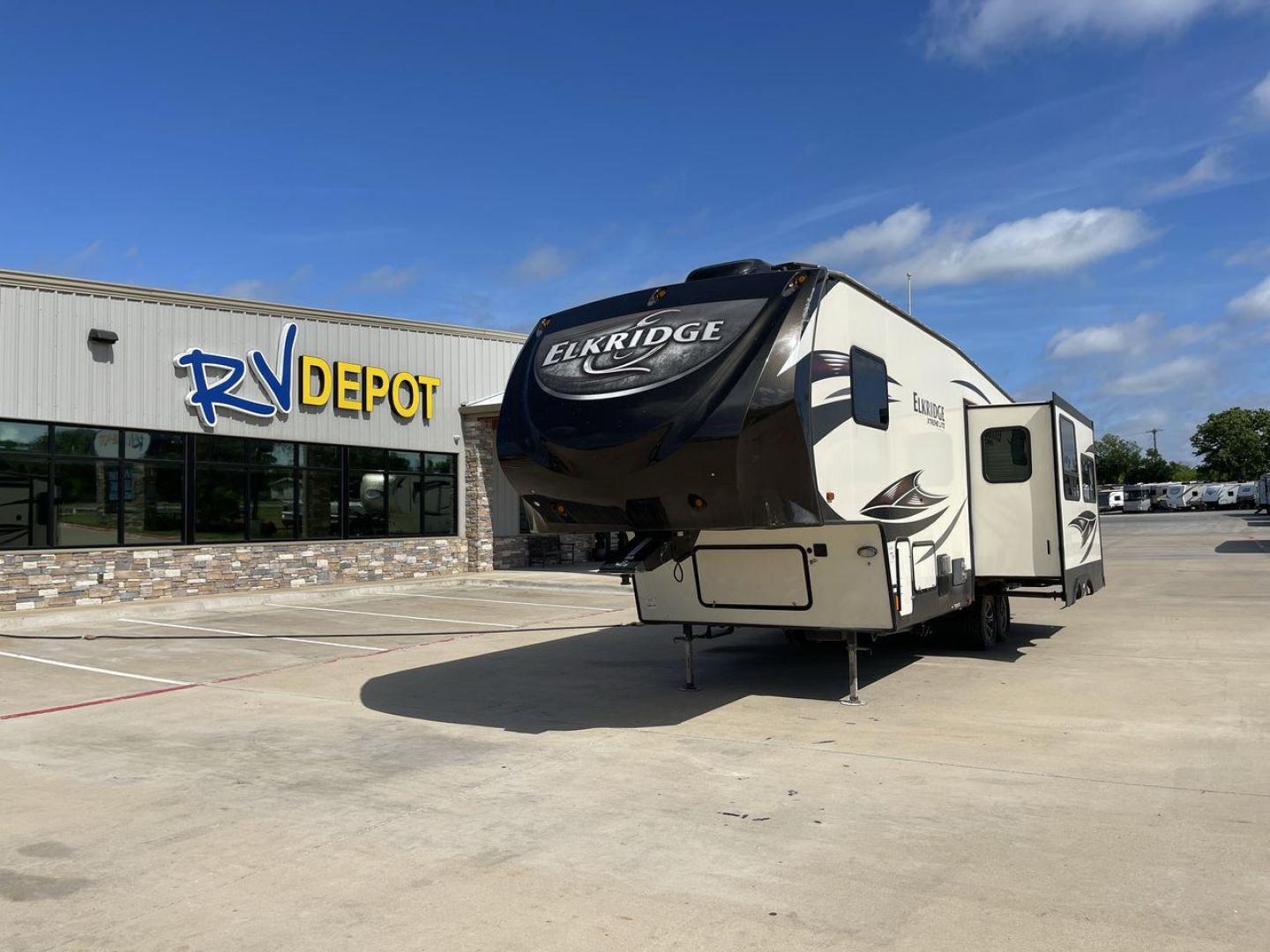 2017 HEARTLAND ELKRIDGE E293 (5SFRG3322HE) , Length: 32 ft. | GVWR: 11,600 lbs. | Slides: 2 transmission, located at 4319 N Main Street, Cleburne, TX, 76033, (817) 221-0660, 32.435829, -97.384178 - In this 2017 Heartland Recreation Elkridge E293, you may travel while enjoying all the comforts of home! This unit measures approximately 32 feet in length and is built with two large slides for greater interior space. The interior features a combined living and kitchen area, a full bathroom, and a - Photo#0