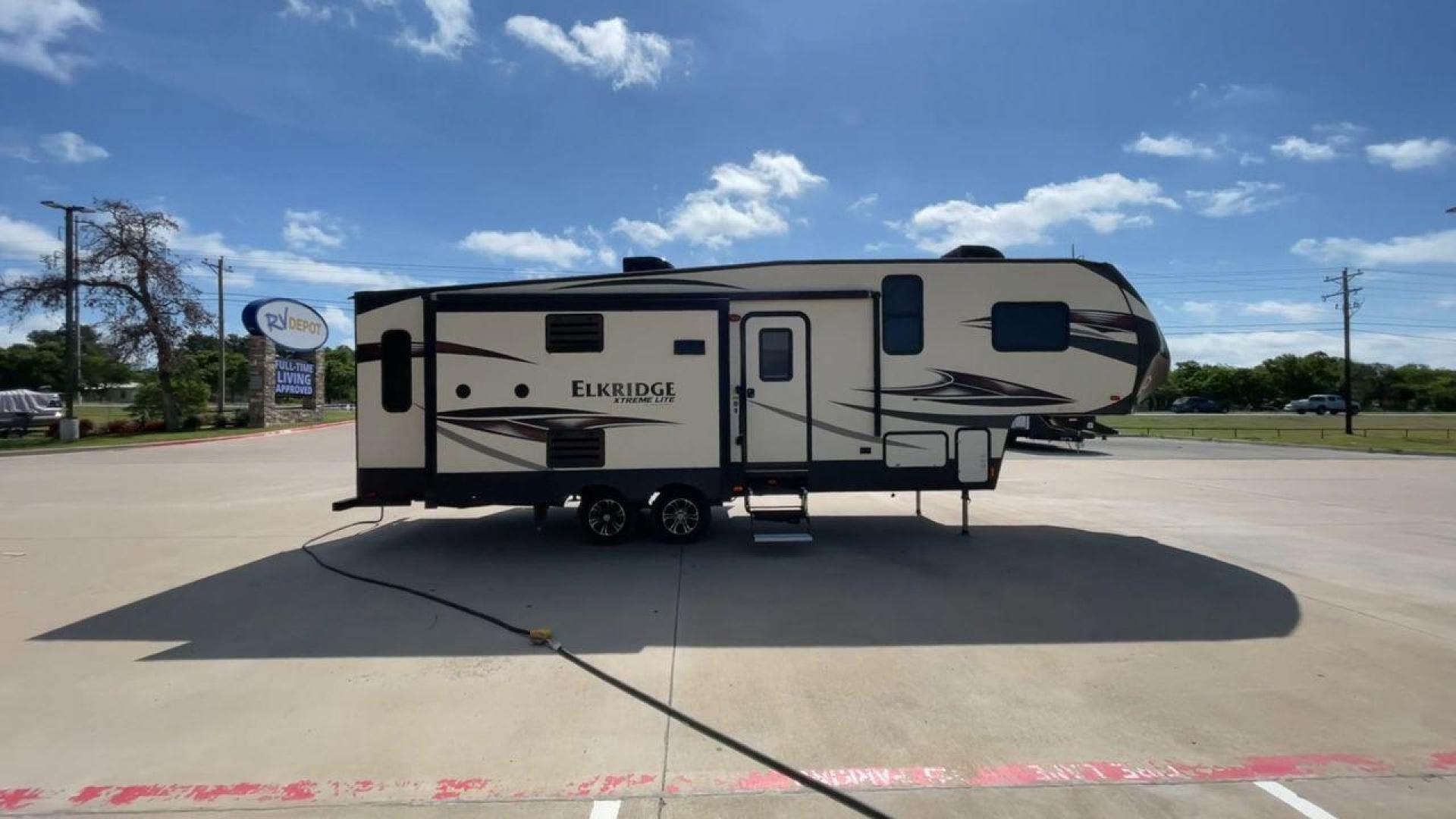 2017 HEARTLAND ELKRIDGE E293 (5SFRG3322HE) , Length: 32 ft. | GVWR: 11,600 lbs. | Slides: 2 transmission, located at 4319 N Main Street, Cleburne, TX, 76033, (817) 221-0660, 32.435829, -97.384178 - In this 2017 Heartland Recreation Elkridge E293, you may travel while enjoying all the comforts of home! This unit measures approximately 32 feet in length and is built with two large slides for greater interior space. The interior features a combined living and kitchen area, a full bathroom, and a - Photo#2