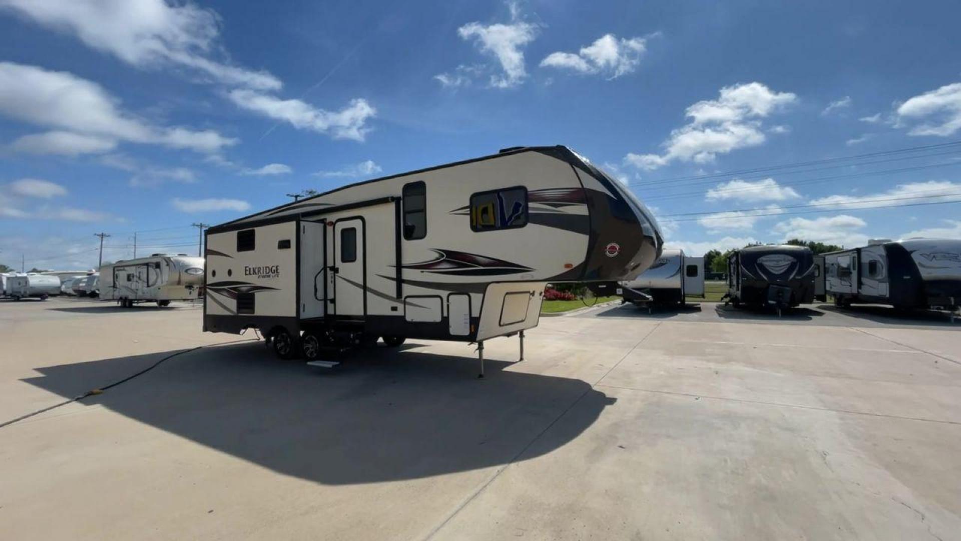 2017 HEARTLAND ELKRIDGE E293 (5SFRG3322HE) , Length: 32 ft. | GVWR: 11,600 lbs. | Slides: 2 transmission, located at 4319 N Main Street, Cleburne, TX, 76033, (817) 221-0660, 32.435829, -97.384178 - In this 2017 Heartland Recreation Elkridge E293, you may travel while enjoying all the comforts of home! This unit measures approximately 32 feet in length and is built with two large slides for greater interior space. The interior features a combined living and kitchen area, a full bathroom, and a - Photo#3