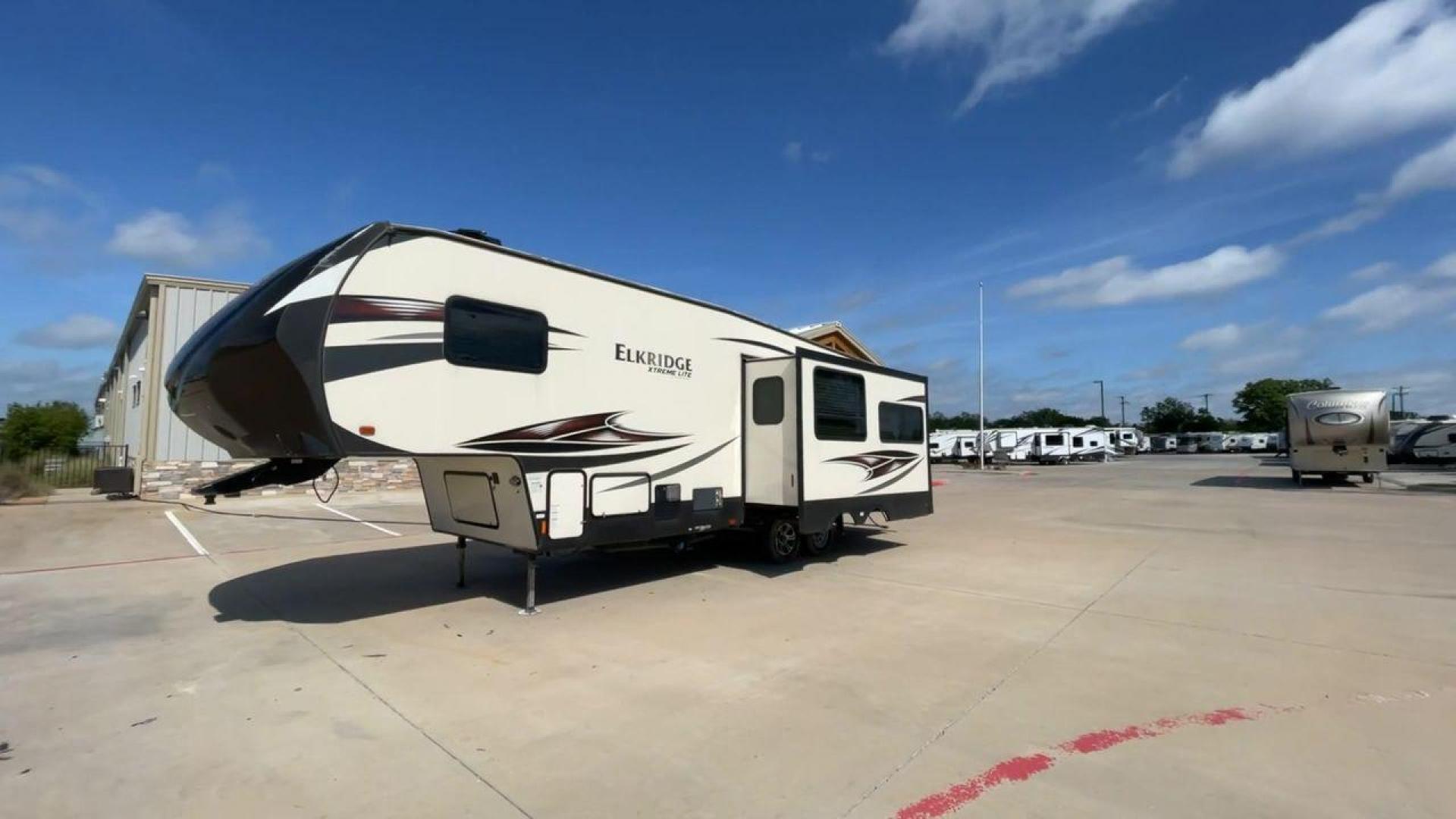 2017 HEARTLAND ELKRIDGE E293 (5SFRG3322HE) , Length: 32 ft. | GVWR: 11,600 lbs. | Slides: 2 transmission, located at 4319 N Main Street, Cleburne, TX, 76033, (817) 221-0660, 32.435829, -97.384178 - In this 2017 Heartland Recreation Elkridge E293, you may travel while enjoying all the comforts of home! This unit measures approximately 32 feet in length and is built with two large slides for greater interior space. The interior features a combined living and kitchen area, a full bathroom, and a - Photo#5