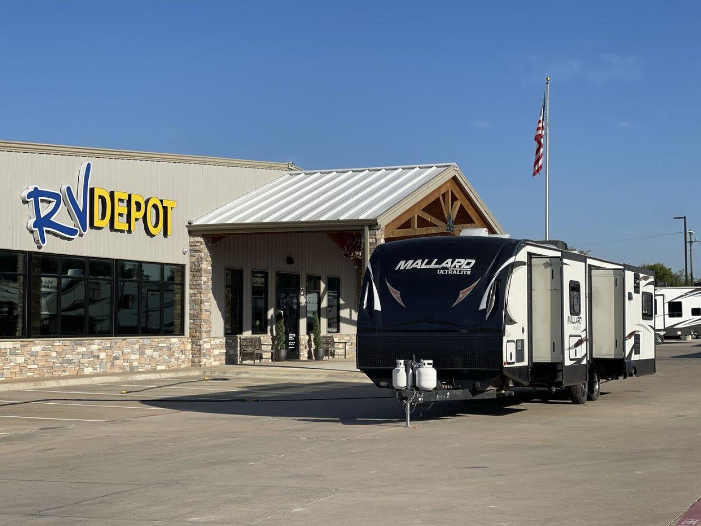 2017 HEARTLAND MALLARD 325 (5SFNB3725HE) , Length: 37.7 ft. | Dry Weight: 8,095 lbs. | Gross Weight: 9,600 lbs. | Slides: 3 transmission, located at 4319 N Main Street, Cleburne, TX, 76033, (817) 221-0660, 32.435829, -97.384178 - The 2017 Heartland Mallard 325 is a luxurious and spacious travel trailer designed for campers seeking the comforts of home while on the road. Measuring 37.7 feet in length, it offers ample room to relax, and its three slide-outs expand the living space to create an open and inviting atmosphere. Des - Photo#0