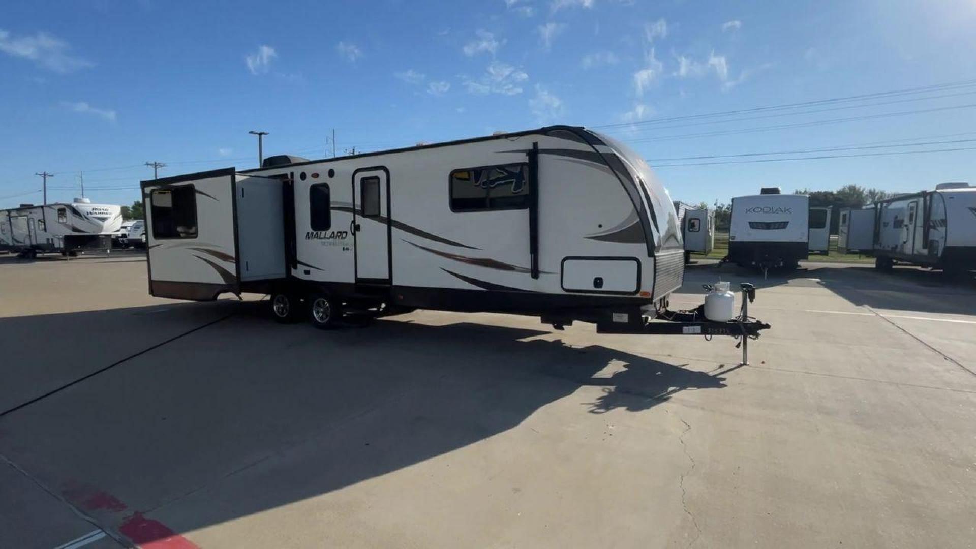 2017 HEARTLAND MALLARD 325 (5SFNB3725HE) , Length: 37.7 ft. | Dry Weight: 8,095 lbs. | Gross Weight: 9,600 lbs. | Slides: 3 transmission, located at 4319 N Main Street, Cleburne, TX, 76033, (817) 221-0660, 32.435829, -97.384178 - The 2017 Heartland Mallard 325 is a luxurious and spacious travel trailer designed for campers seeking the comforts of home while on the road. Measuring 37.7 feet in length, it offers ample room to relax, and its three slide-outs expand the living space to create an open and inviting atmosphere. Des - Photo#3