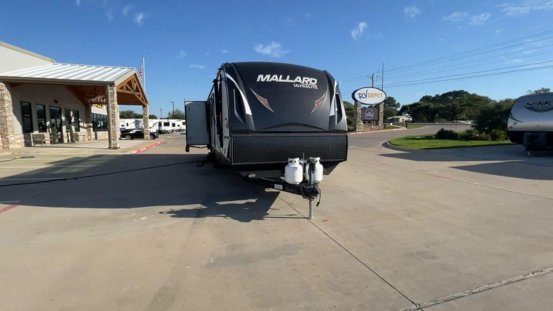 2017 HEARTLAND MALLARD 325 (5SFNB3725HE) , Length: 37.7 ft. | Dry Weight: 8,095 lbs. | Gross Weight: 9,600 lbs. | Slides: 3 transmission, located at 4319 N Main Street, Cleburne, TX, 76033, (817) 221-0660, 32.435829, -97.384178 - The 2017 Heartland Mallard 325 is a luxurious and spacious travel trailer designed for campers seeking the comforts of home while on the road. Measuring 37.7 feet in length, it offers ample room to relax, and its three slide-outs expand the living space to create an open and inviting atmosphere. Des - Photo#4