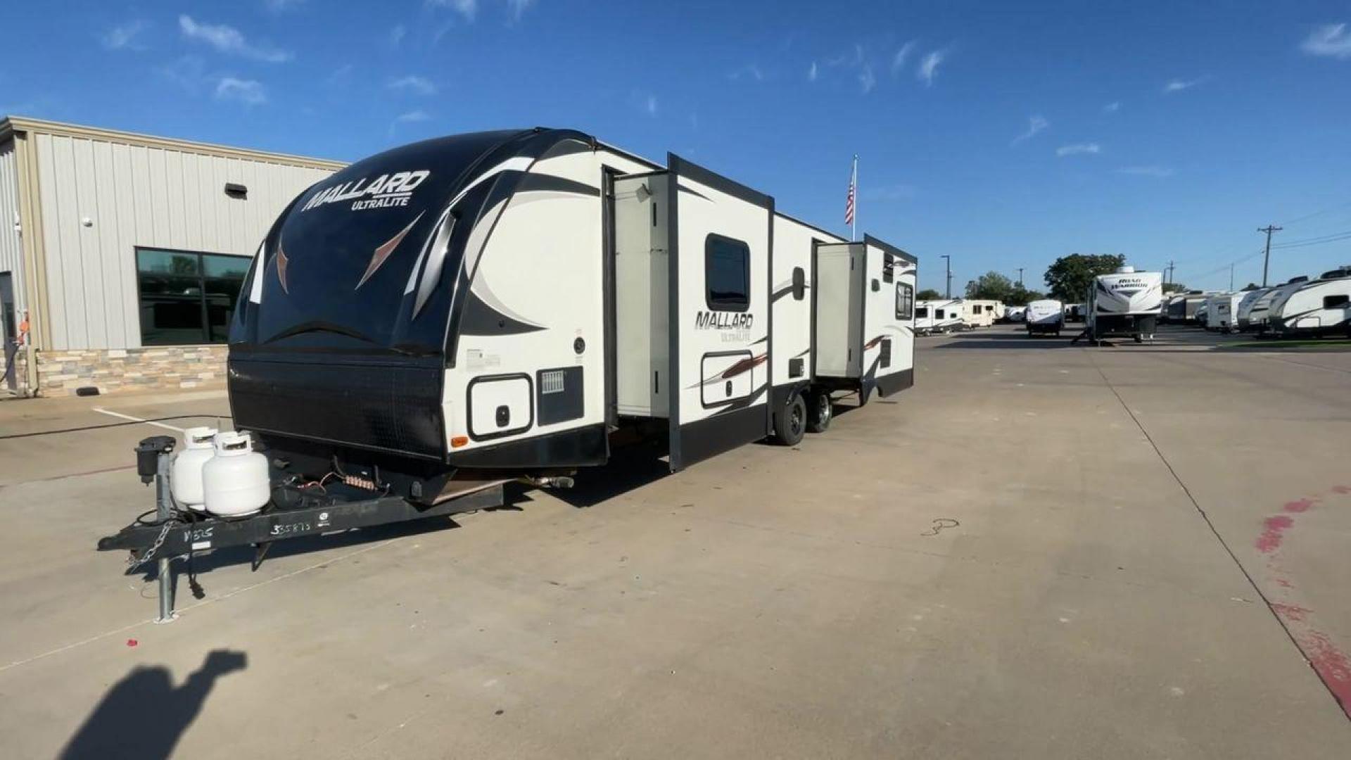 2017 HEARTLAND MALLARD 325 (5SFNB3725HE) , Length: 37.7 ft. | Dry Weight: 8,095 lbs. | Gross Weight: 9,600 lbs. | Slides: 3 transmission, located at 4319 N Main Street, Cleburne, TX, 76033, (817) 221-0660, 32.435829, -97.384178 - The 2017 Heartland Mallard 325 is a luxurious and spacious travel trailer designed for campers seeking the comforts of home while on the road. Measuring 37.7 feet in length, it offers ample room to relax, and its three slide-outs expand the living space to create an open and inviting atmosphere. Des - Photo#5