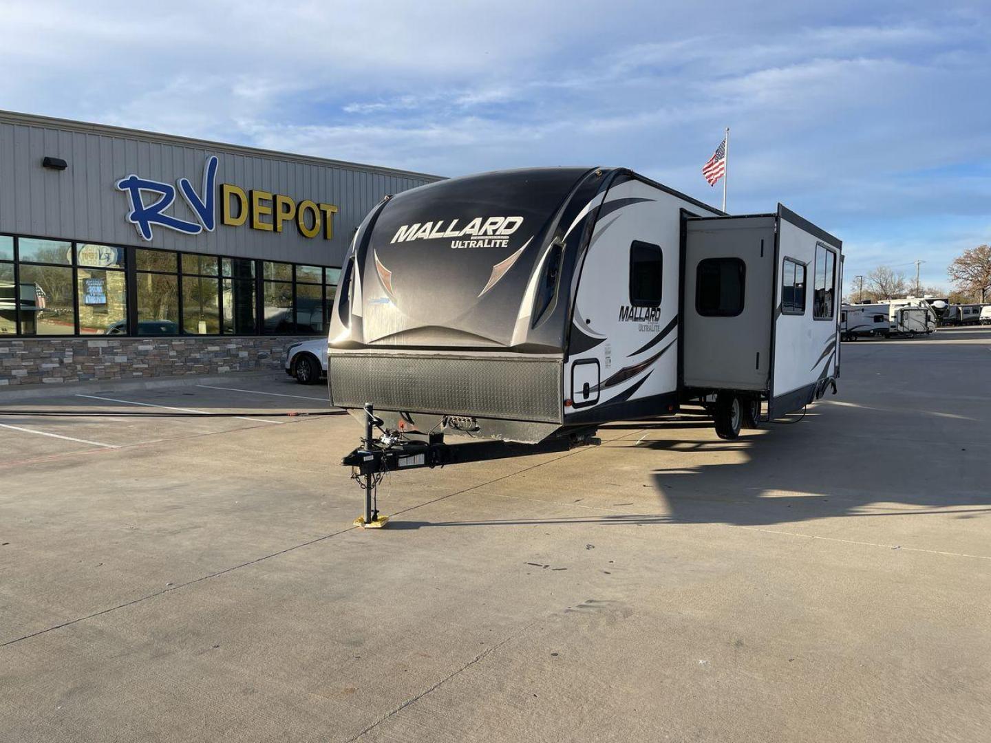 2017 WHITE HEARTLAND MALLARD M32 (5SFNB3423HE) , Length: 34.7 ft. | Dry Weight: 6,700 lbs. | Gross Weight: 8,600 lbs. | Slides: 2 transmission, located at 4319 N Main Street, Cleburne, TX, 76033, (817) 221-0660, 32.435829, -97.384178 - Introducing the 2017 Heartland Mallard M32 Travel Trailer, a flexible and well-appointed RV that will enhance your camping experience. This model, measuring a comfortable 34 feet in length and weighing 6,700 pounds dry, provides a capacious and simply towable option for your vacation needs. The Mall - Photo#0