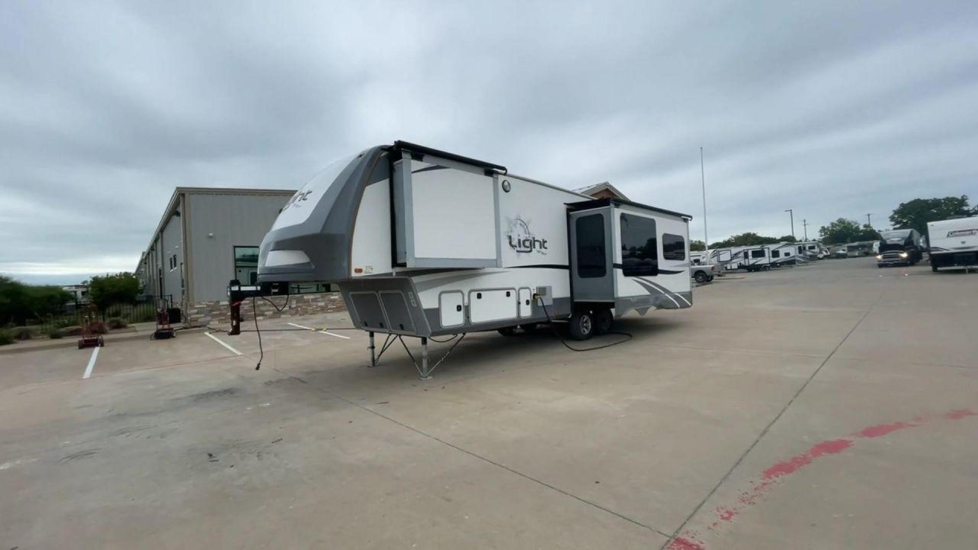 2017 GRAY HIGHLAND RIDGE OPEN RANGE 293RLS (58TFX3527H3) , Length: 35 ft. | Dry Weight: 8,955 lbs. | Gross Weight: 10,995 lbs. | Slides: 3 transmission, located at 4319 N Main Street, Cleburne, TX, 76033, (817) 221-0660, 32.435829, -97.384178 - The 2017 Highland Ridge Open Range 293RLS fifth wheel measures 35 ft in length, 8.33 ft in width, and 12.42 ft in height. It has a dry weight of 8,955 lbs having a payload capacity of 2,040 lbs with a GVWR of 10,995 lbs and a 1,410 lbs hitch weight. This unit is a dual axle fifth wheel with exterior - Photo#5