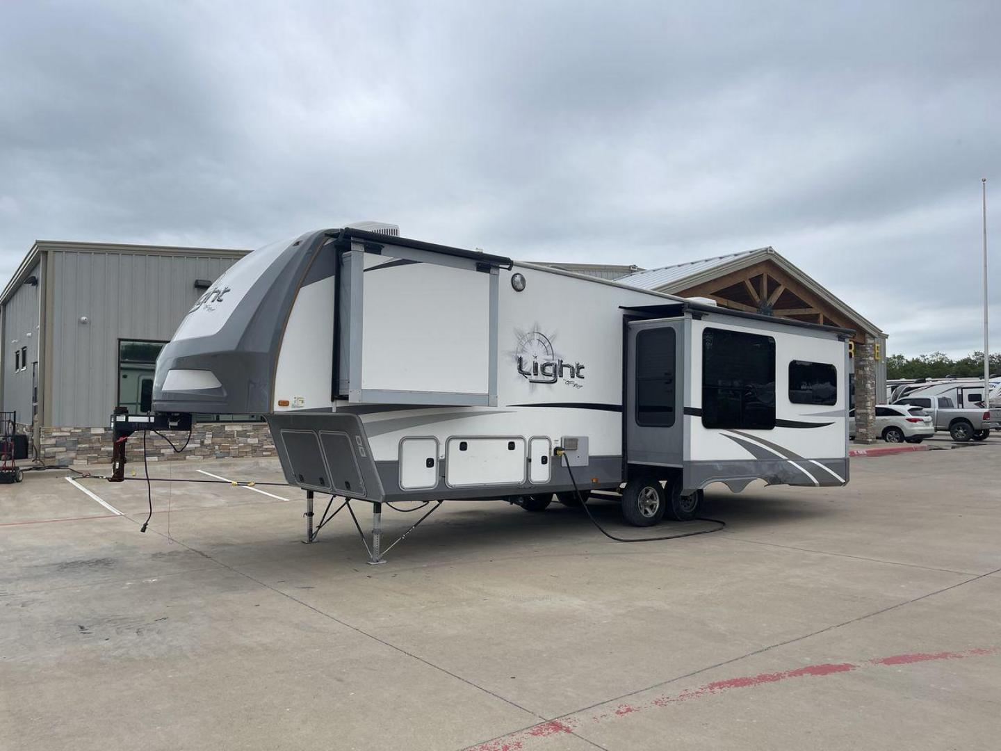 2017 GRAY HIGHLAND RIDGE OPEN RANGE 293RLS (58TFX3527H3) , Length: 35 ft. | Dry Weight: 8,955 lbs. | Gross Weight: 10,995 lbs. | Slides: 3 transmission, located at 4319 N Main Street, Cleburne, TX, 76033, (817) 221-0660, 32.435829, -97.384178 - The 2017 Highland Ridge Open Range 293RLS fifth wheel measures 35 ft in length, 8.33 ft in width, and 12.42 ft in height. It has a dry weight of 8,955 lbs having a payload capacity of 2,040 lbs with a GVWR of 10,995 lbs and a 1,410 lbs hitch weight. This unit is a dual axle fifth wheel with exterior - Photo#24