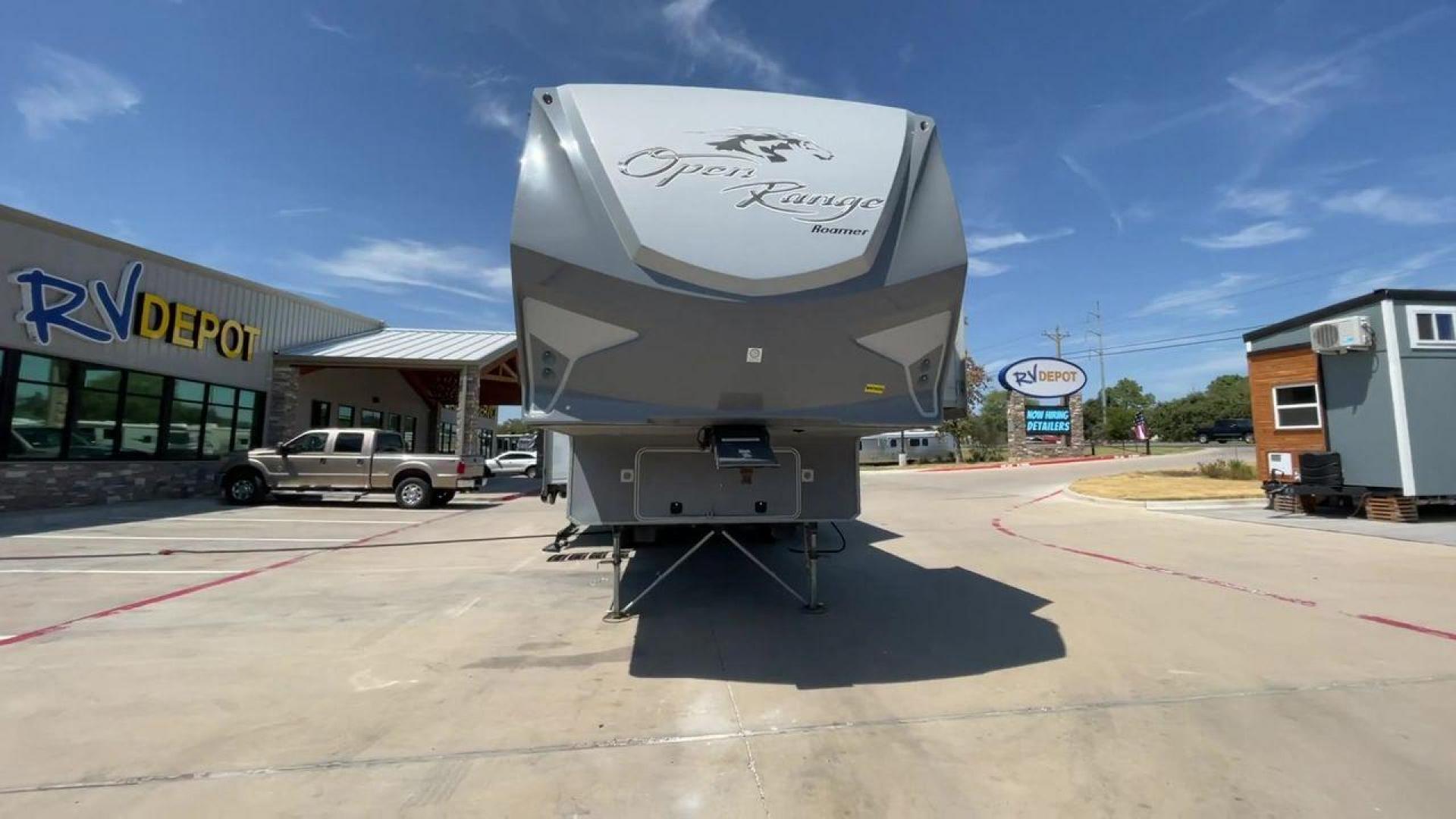 2017 GRAY HIGHLAND RIDGE OPEN RANGE 337RLS (58TFL3328H5) , Length: 34 ft. | Dry Weight: 9,657 lbs. | Gross Weight: 12,720 lbs. | Slides: 3 transmission, located at 4319 N Main Street, Cleburne, TX, 76033, (817) 221-0660, 32.435829, -97.384178 - The 2017 Highland Ridge Open Range 337RLS is a meticulously designed fifth-wheel RV, measuring 34 feet in length and 8 feet in width, offering a harmonious blend of space and maneuverability. With a dry weight of 9,657 lbs and a robust GVWR of 12,720 lbs, it achieves a balance between lightweight to - Photo#4