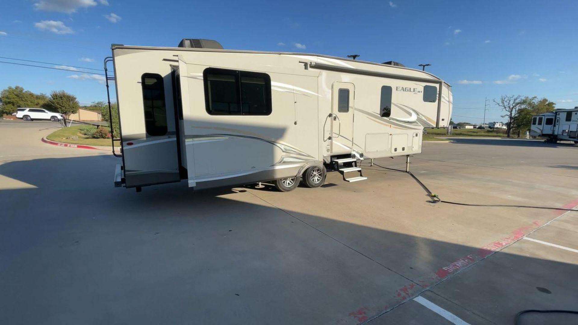 2017 JAYCO EAGLE 30.5MBOK (1UJCJ0BT4H1) , Length: 37 ft. | Dry Weight: 9,635 lbs. | Gross Weight: 11,950 lbs. | Slides: 4 transmission, located at 4319 N Main Street, Cleburne, TX, 76033, (817) 221-0660, 32.435829, -97.384178 - The 2017 Jayco Eagle 30.5MBOK is a mid-profile fifth wheel that combines family-friendly design with high-quality construction. This model is spacious and versatile, featuring multiple sleeping areas, an outdoor kitchen, and luxury touches, making it a great choice for families or couples who enjoy - Photo#1