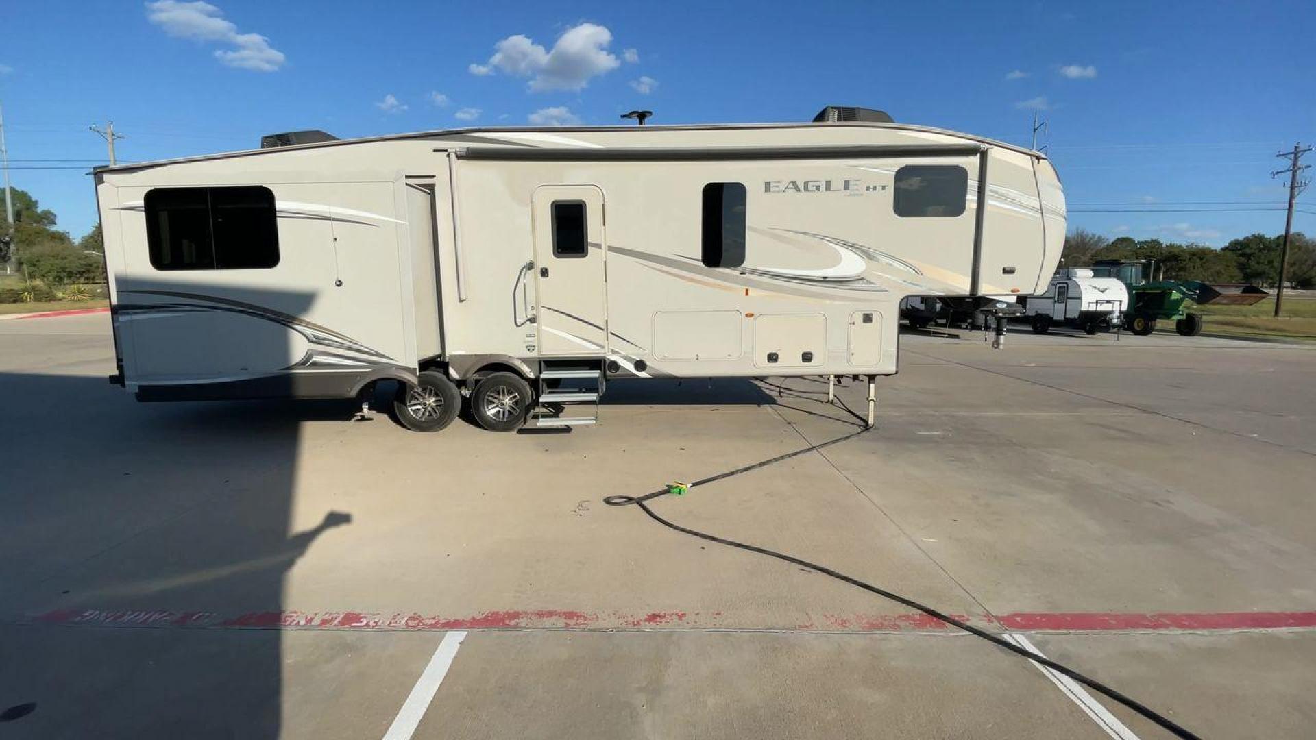 2017 JAYCO EAGLE 30.5MBOK (1UJCJ0BT4H1) , Length: 37 ft. | Dry Weight: 9,635 lbs. | Gross Weight: 11,950 lbs. | Slides: 4 transmission, located at 4319 N Main Street, Cleburne, TX, 76033, (817) 221-0660, 32.435829, -97.384178 - The 2017 Jayco Eagle 30.5MBOK is a mid-profile fifth wheel that combines family-friendly design with high-quality construction. This model is spacious and versatile, featuring multiple sleeping areas, an outdoor kitchen, and luxury touches, making it a great choice for families or couples who enjoy - Photo#2