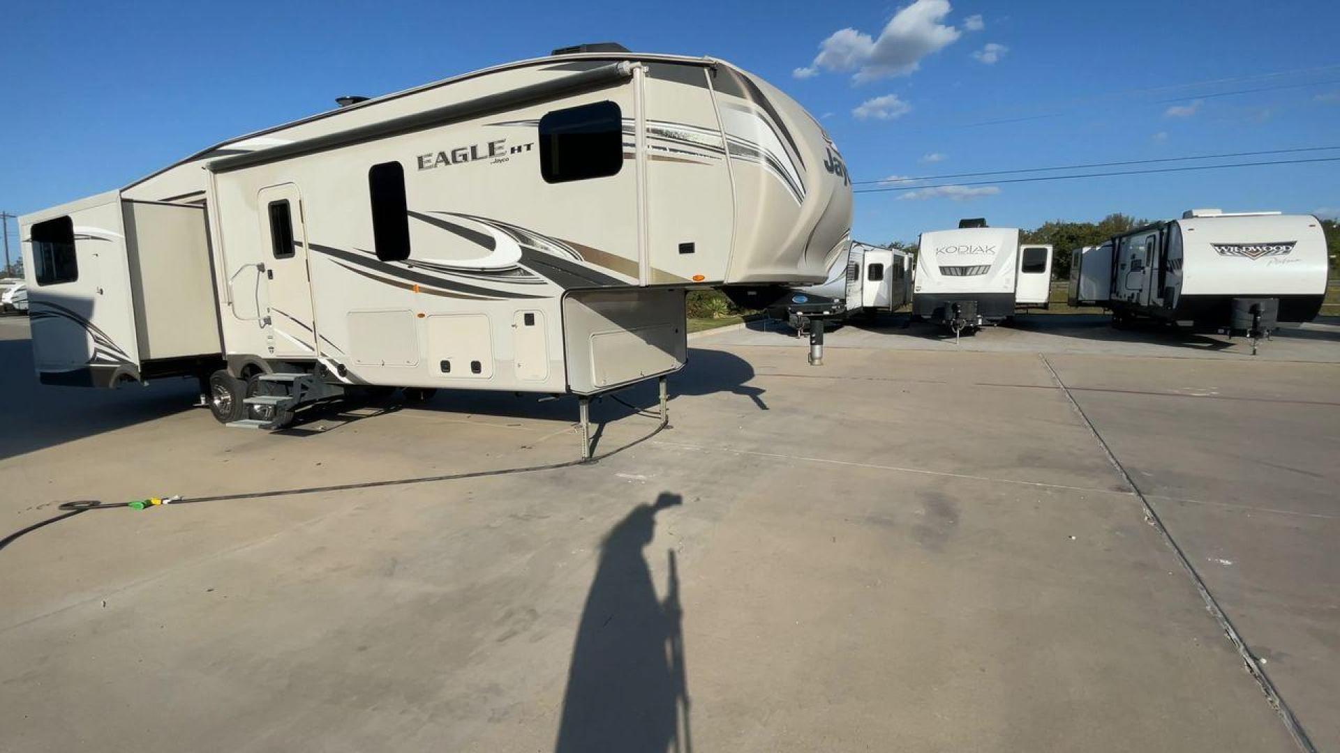 2017 JAYCO EAGLE 30.5MBOK (1UJCJ0BT4H1) , Length: 37 ft. | Dry Weight: 9,635 lbs. | Gross Weight: 11,950 lbs. | Slides: 4 transmission, located at 4319 N Main Street, Cleburne, TX, 76033, (817) 221-0660, 32.435829, -97.384178 - The 2017 Jayco Eagle 30.5MBOK is a mid-profile fifth wheel that combines family-friendly design with high-quality construction. This model is spacious and versatile, featuring multiple sleeping areas, an outdoor kitchen, and luxury touches, making it a great choice for families or couples who enjoy - Photo#3