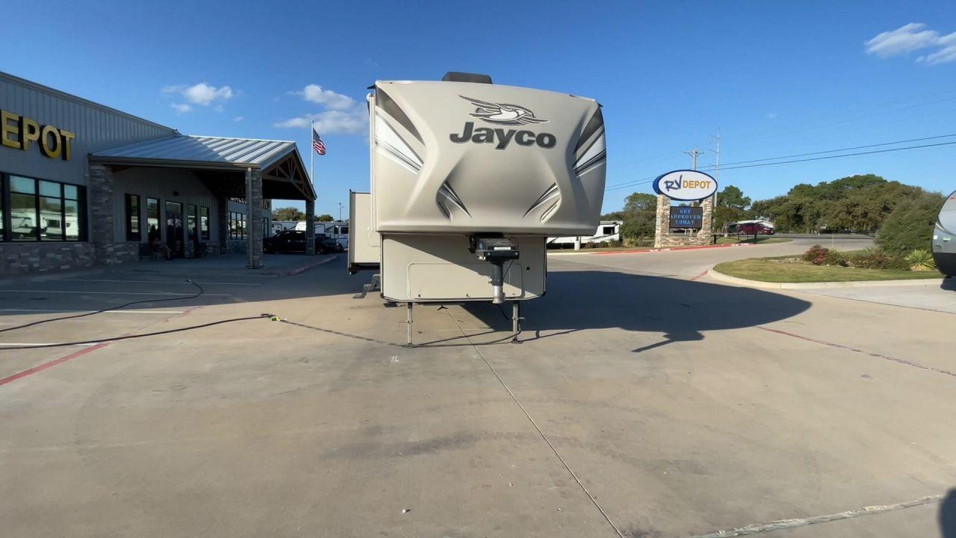 2017 JAYCO EAGLE 30.5MBOK (1UJCJ0BT4H1) , Length: 37 ft. | Dry Weight: 9,635 lbs. | Gross Weight: 11,950 lbs. | Slides: 4 transmission, located at 4319 N Main Street, Cleburne, TX, 76033, (817) 221-0660, 32.435829, -97.384178 - The 2017 Jayco Eagle 30.5MBOK is a mid-profile fifth wheel that combines family-friendly design with high-quality construction. This model is spacious and versatile, featuring multiple sleeping areas, an outdoor kitchen, and luxury touches, making it a great choice for families or couples who enjoy - Photo#4