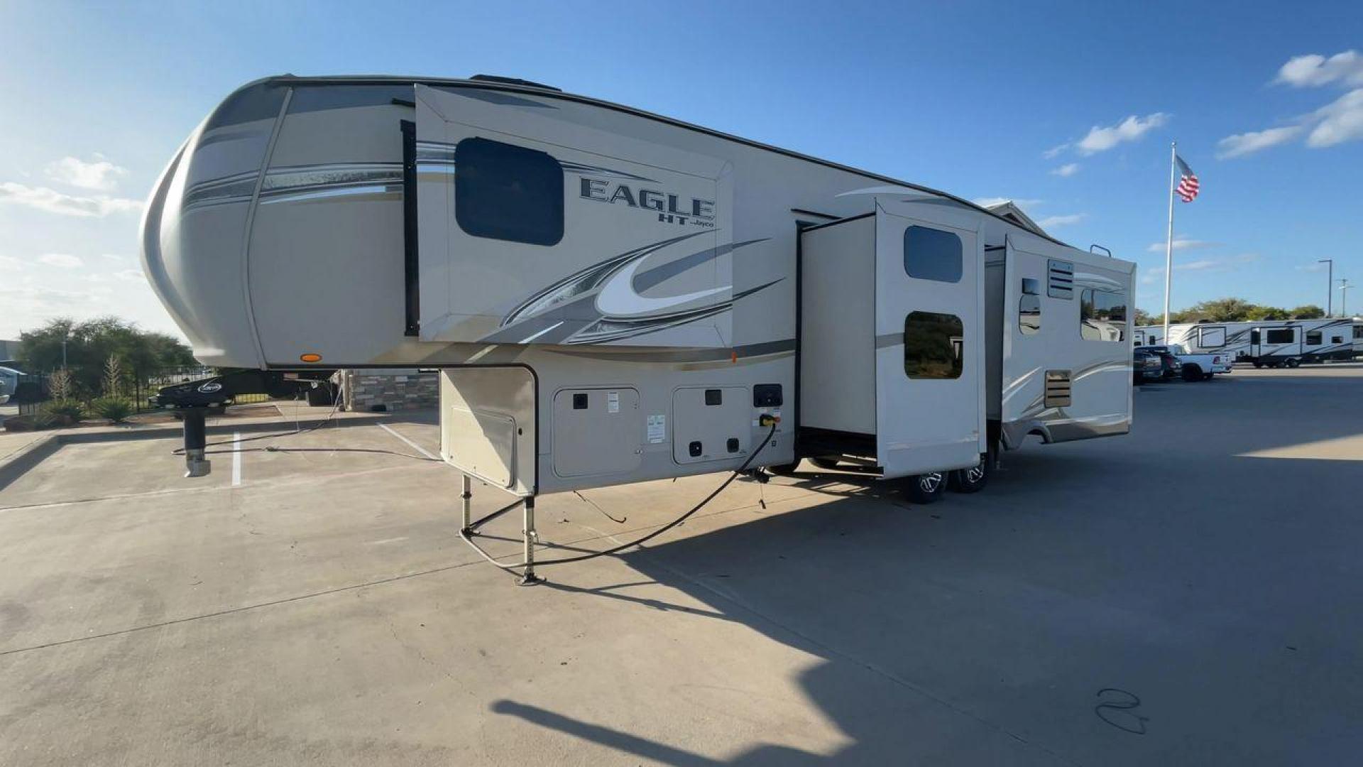 2017 JAYCO EAGLE 30.5MBOK (1UJCJ0BT4H1) , Length: 37 ft. | Dry Weight: 9,635 lbs. | Gross Weight: 11,950 lbs. | Slides: 4 transmission, located at 4319 N Main Street, Cleburne, TX, 76033, (817) 221-0660, 32.435829, -97.384178 - The 2017 Jayco Eagle 30.5MBOK is a mid-profile fifth wheel that combines family-friendly design with high-quality construction. This model is spacious and versatile, featuring multiple sleeping areas, an outdoor kitchen, and luxury touches, making it a great choice for families or couples who enjoy - Photo#5