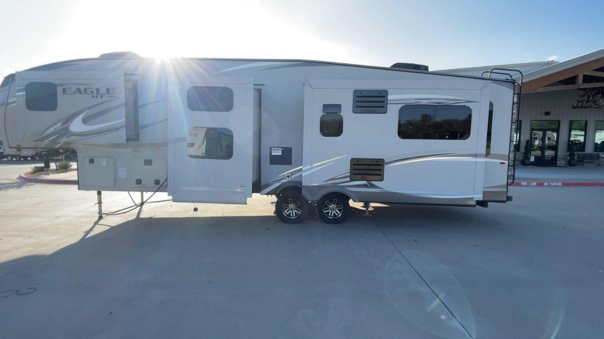 2017 JAYCO EAGLE 30.5MBOK (1UJCJ0BT4H1) , Length: 37 ft. | Dry Weight: 9,635 lbs. | Gross Weight: 11,950 lbs. | Slides: 4 transmission, located at 4319 N Main Street, Cleburne, TX, 76033, (817) 221-0660, 32.435829, -97.384178 - The 2017 Jayco Eagle 30.5MBOK is a mid-profile fifth wheel that combines family-friendly design with high-quality construction. This model is spacious and versatile, featuring multiple sleeping areas, an outdoor kitchen, and luxury touches, making it a great choice for families or couples who enjoy - Photo#6